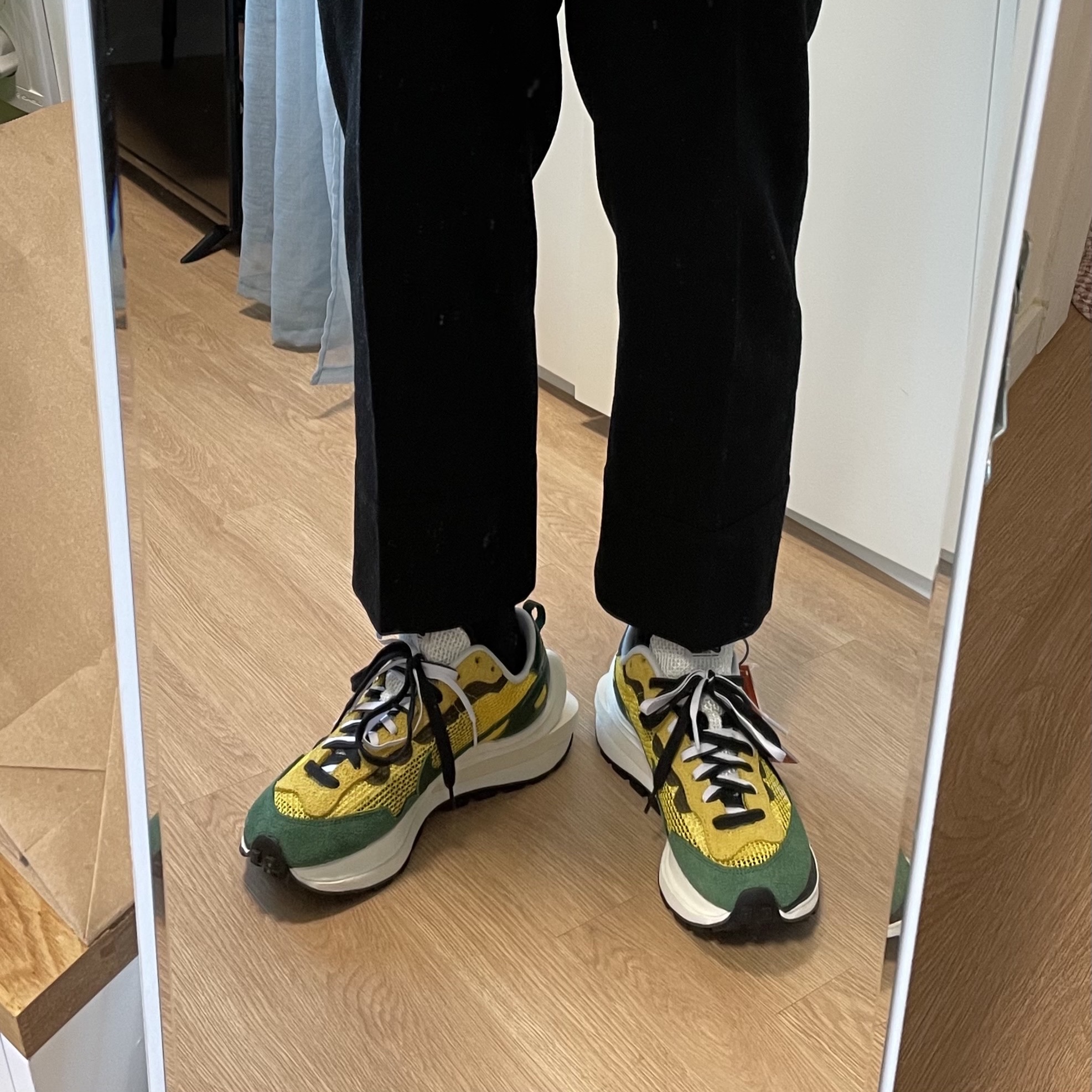 Nike x Sacai VaporWaffle Tour Yellow & Gorge Green Sail 착용 스타일