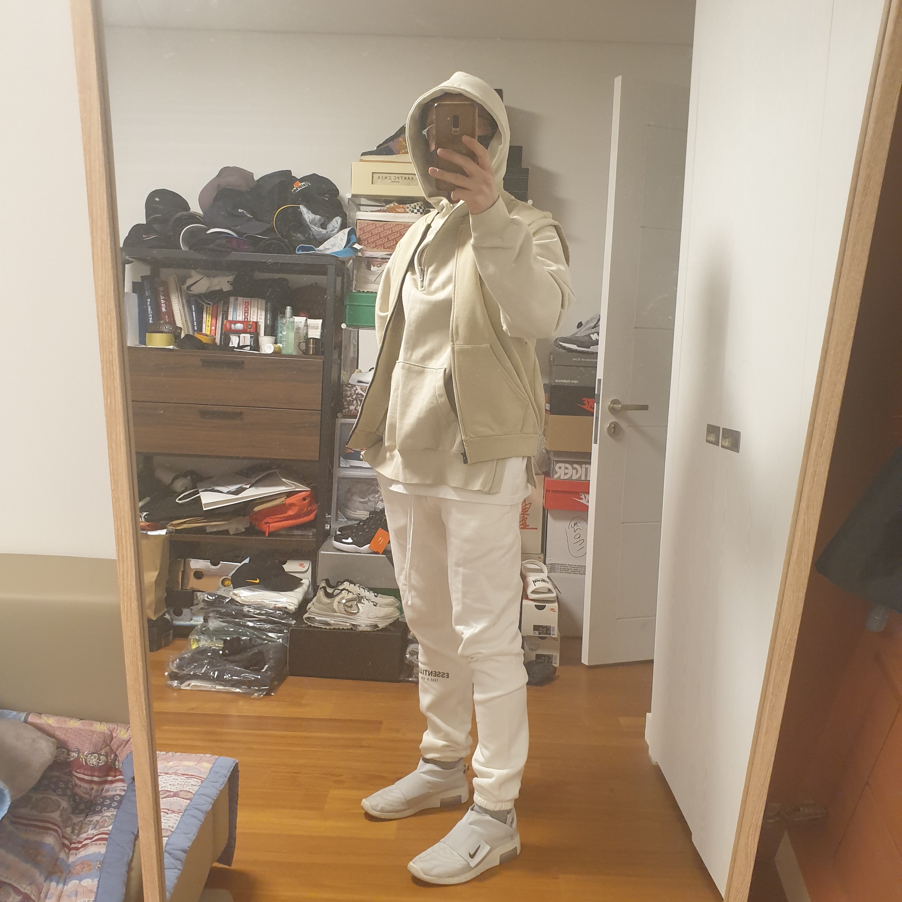 Nike x Fear of God Air Fear of God Moccasin Pure Platinum, Essentials Sweatpants White - 20SS 착용 스타일 - 2