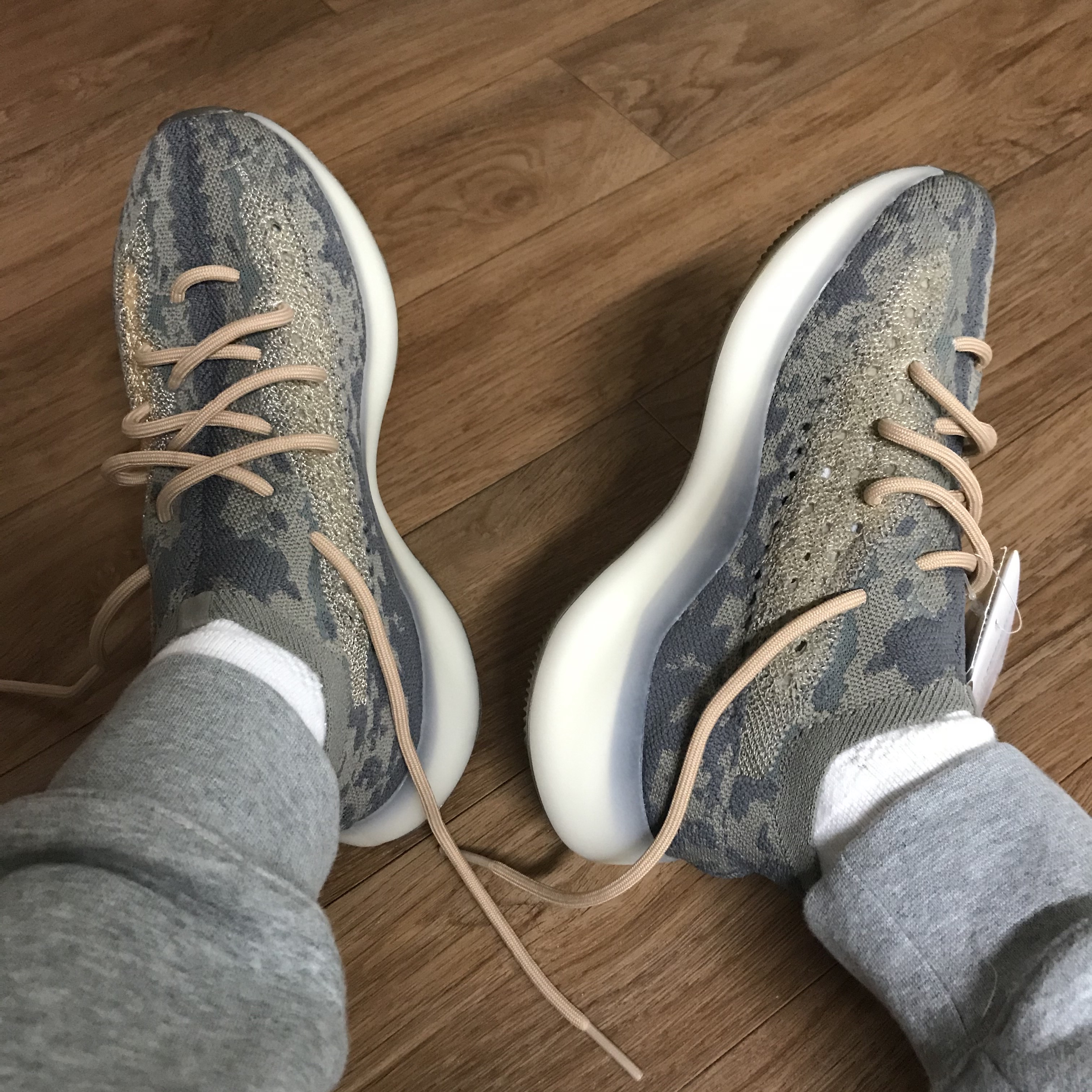 Adidas Yeezy Boost 380 Mist - Non-Reflective 착용 스타일