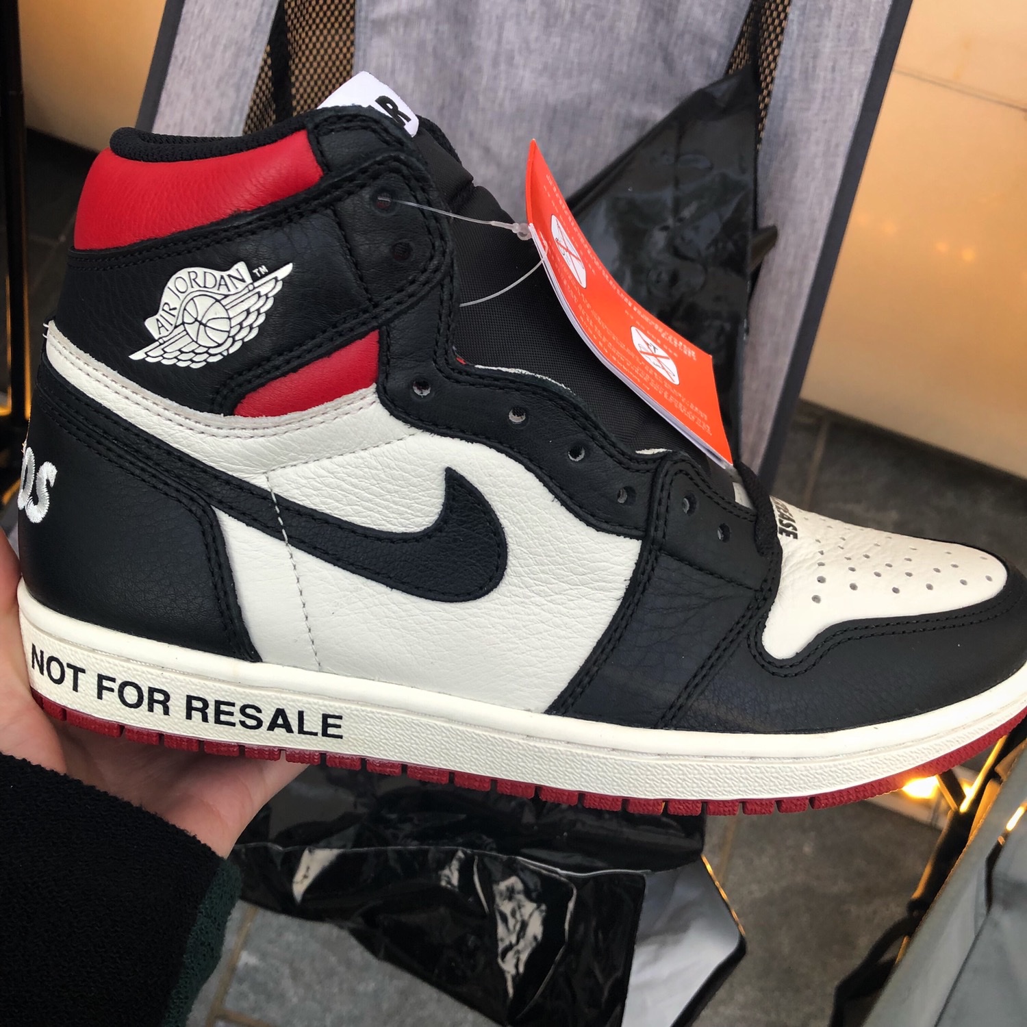 Jordan 1 Retro High Not for Resale Varsity Red 착용 스타일 - 1