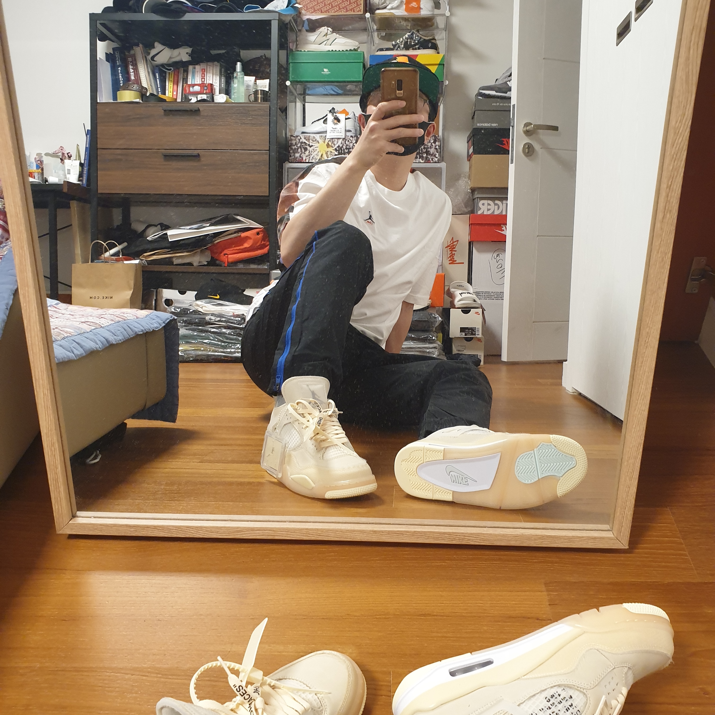 (W) Jordan 4 x Off-White Retro SP Sail, Jordan x Fragment Woven Pants Black - US/EU 착용 스타일 - 3