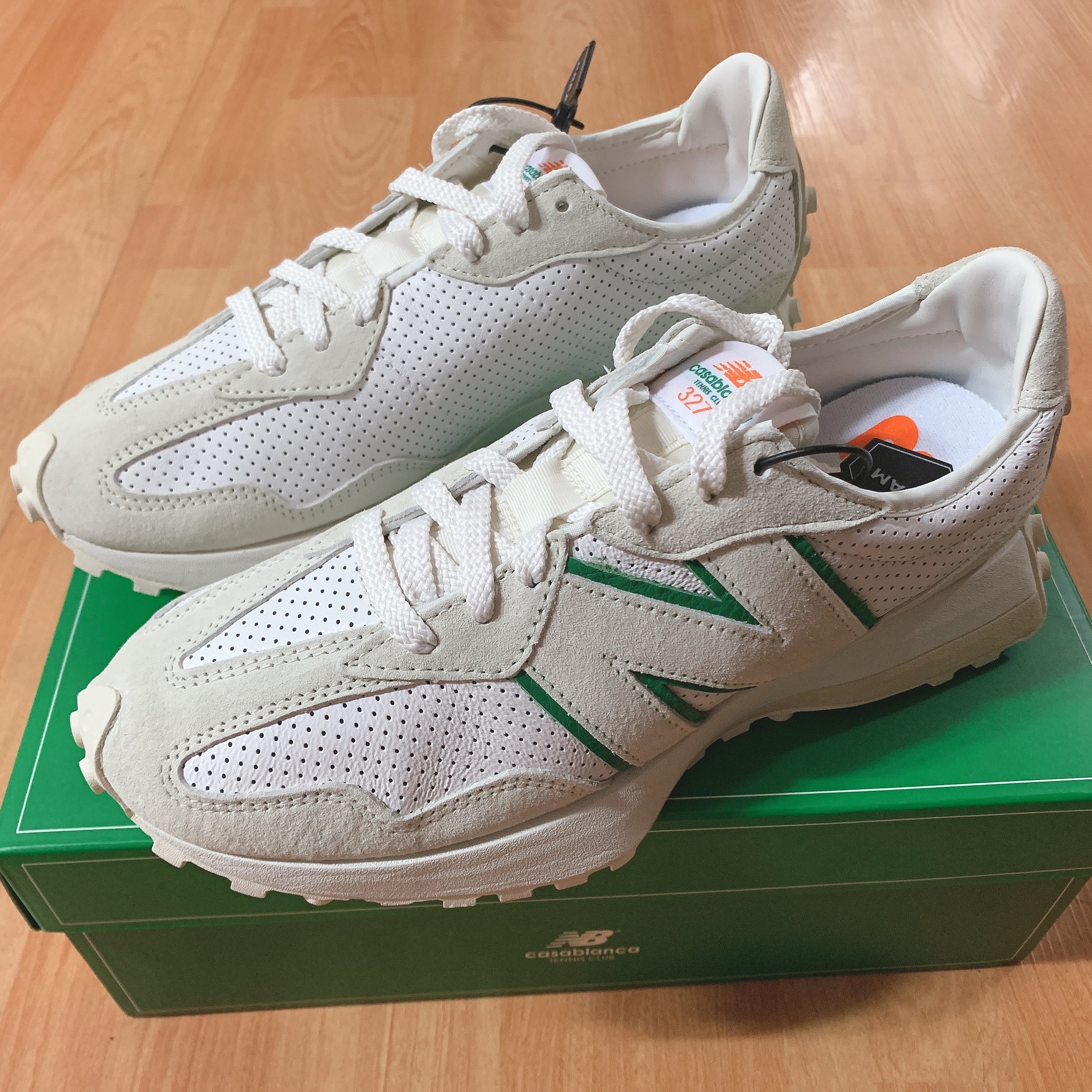 New Balance x Casablanca 327 Idealist Off White Green 착용 스타일 - 2