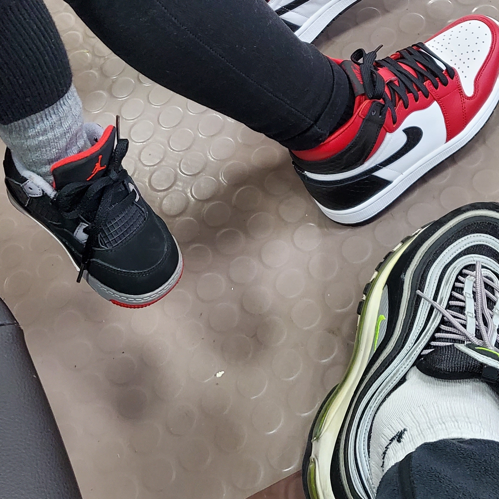 Nike Air Max 97 OG Black Volt Asia, (W) Jordan 1 Retro High Satin Red 착용 스타일