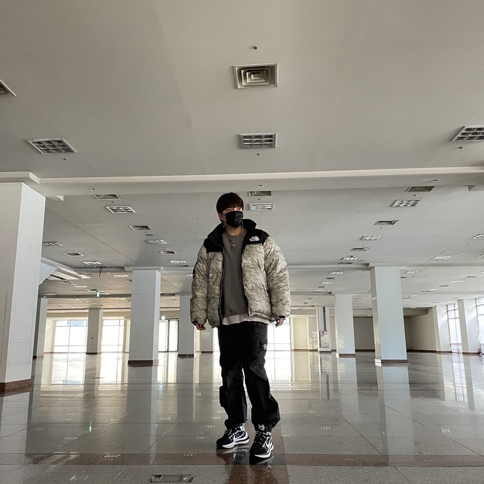 Supreme x The North Face Paper Print Nuptse Jacket - 19FW, Supreme x Stone Island Painted Camo Nylon Cargo Pants Black - 20FW 착용 스타일