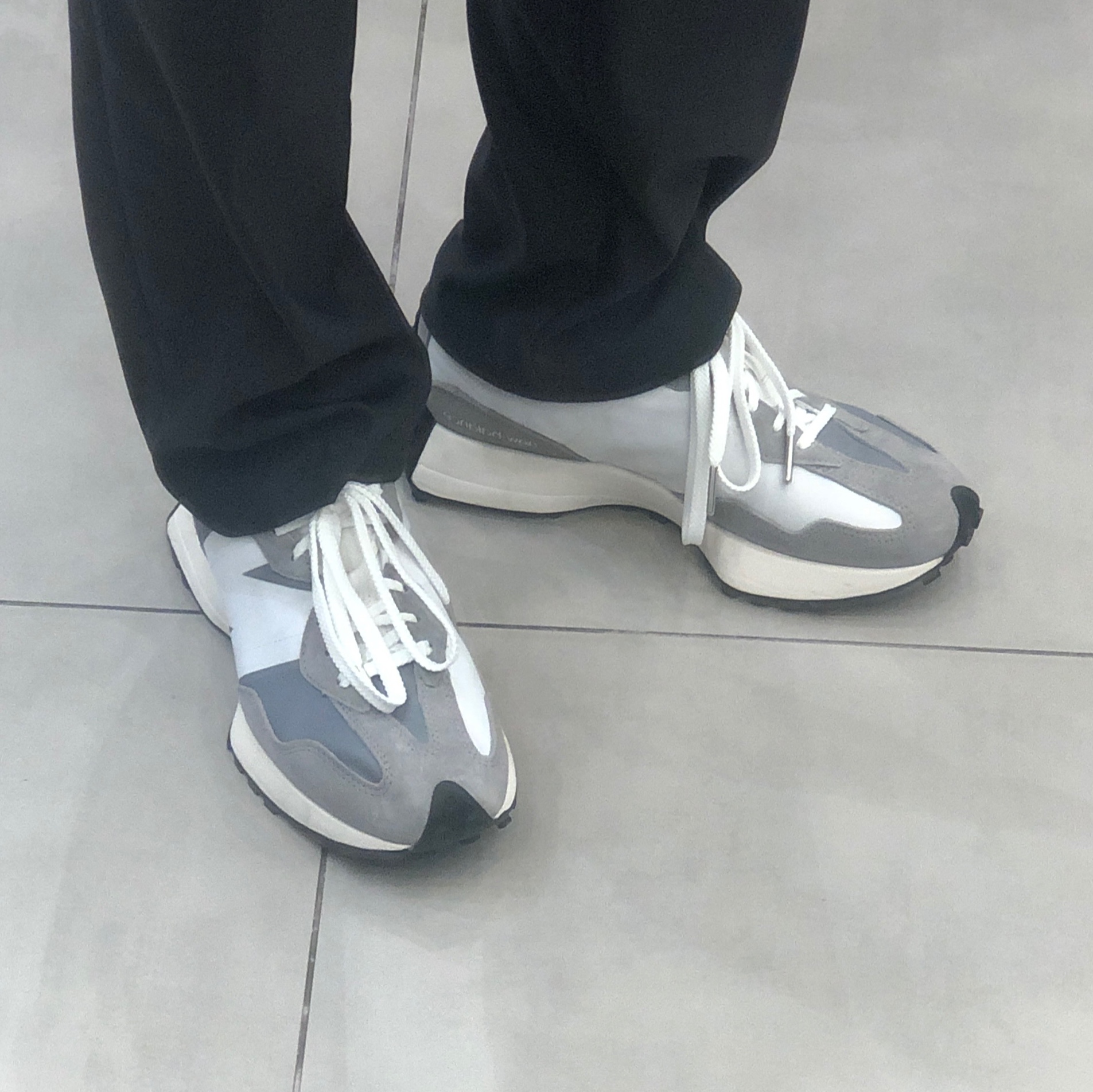New Balance 327 Grey 착용 스타일 - 1