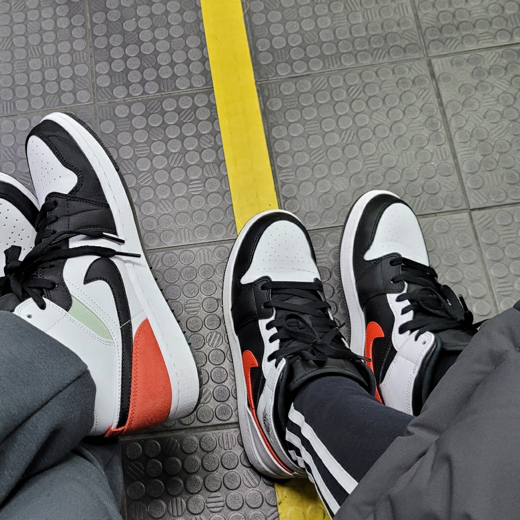 (GS) Jordan 1 Mid Black Chile Red, Jordan 1 Mid SE Track Red 착용 스타일 - 3