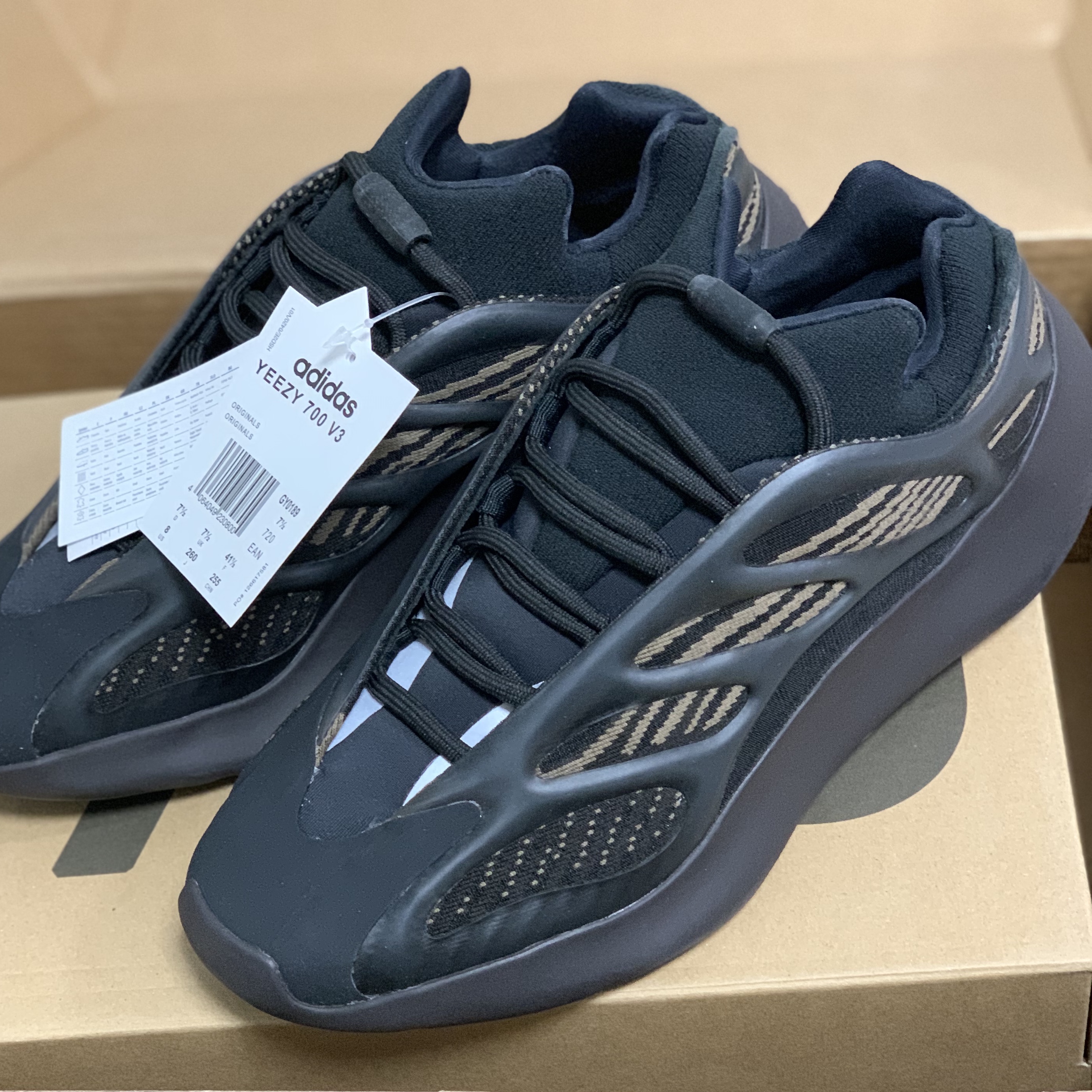 Adidas Yeezy 700 V3 Clay Brown 착용 스타일