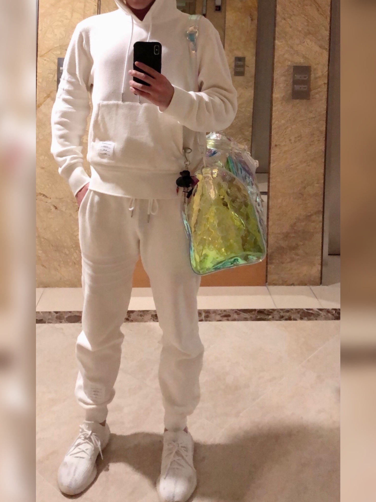 Adidas Yeezy Boost 350 V2 Cream/Triple White 착용 스타일