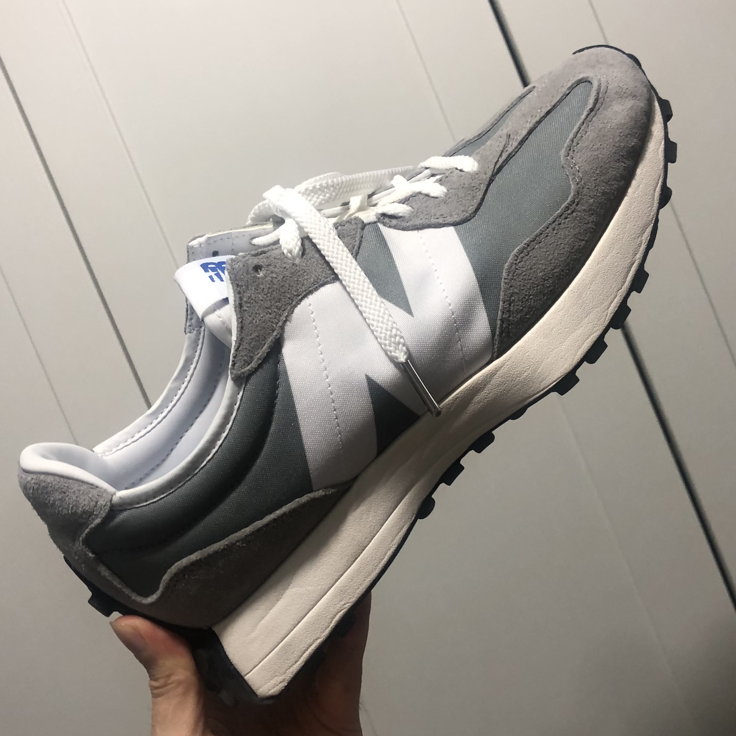 New Balance 327 Grey 착용 스타일 - 2