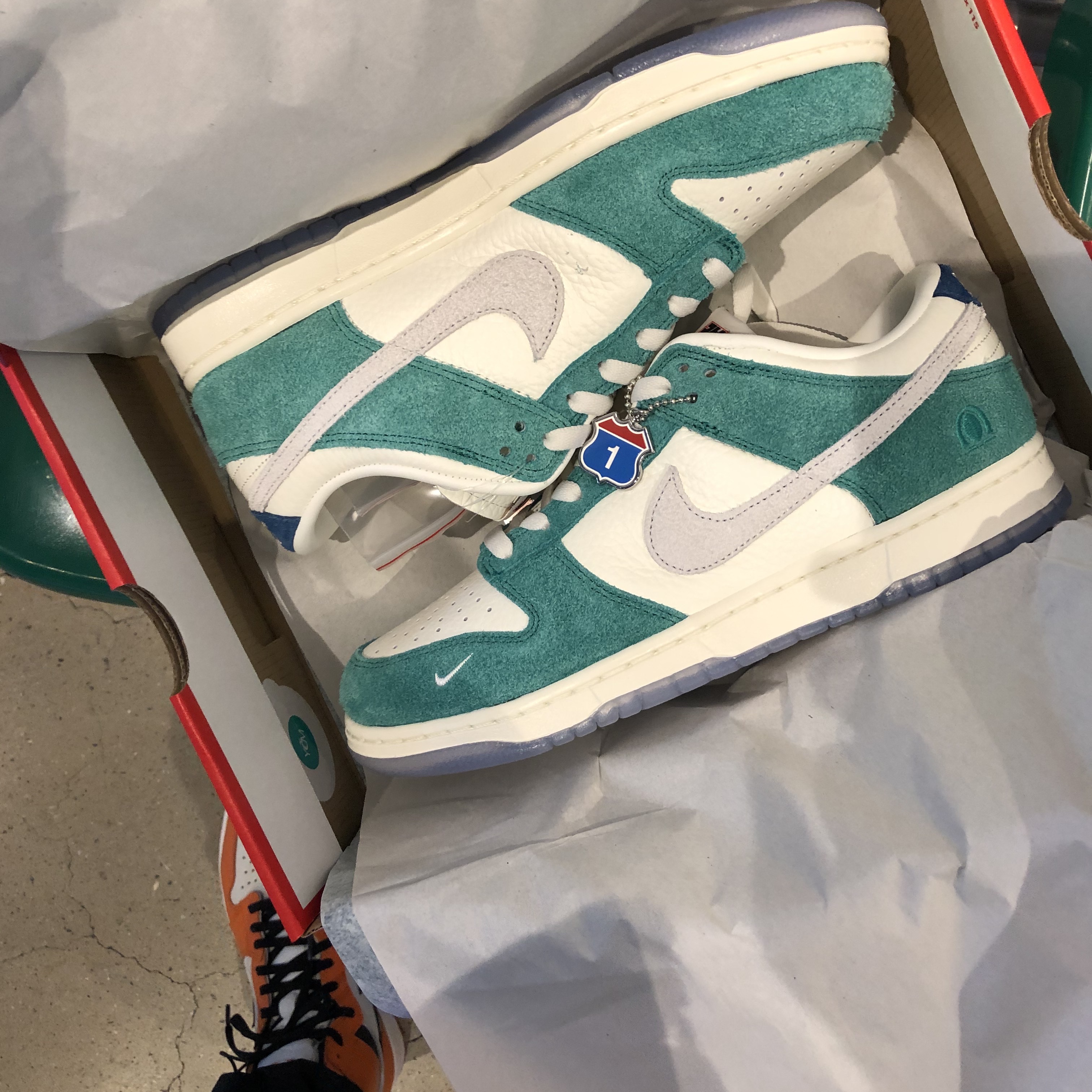 Nike x Kasina Dunk Low Road Sign - Kasina Exclusive, Jordan 1 Retro High OG Reverse Shattered Backboard 착용 스타일
