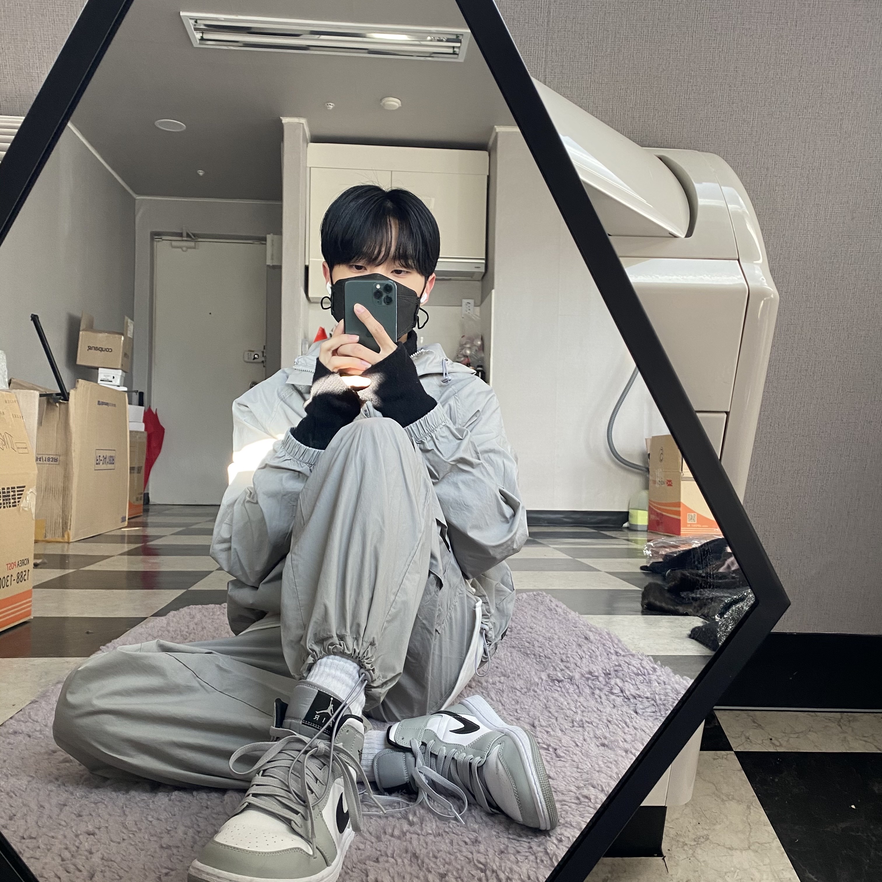 Jordan 1 Mid Light Smoke Grey 착용 스타일 - 2