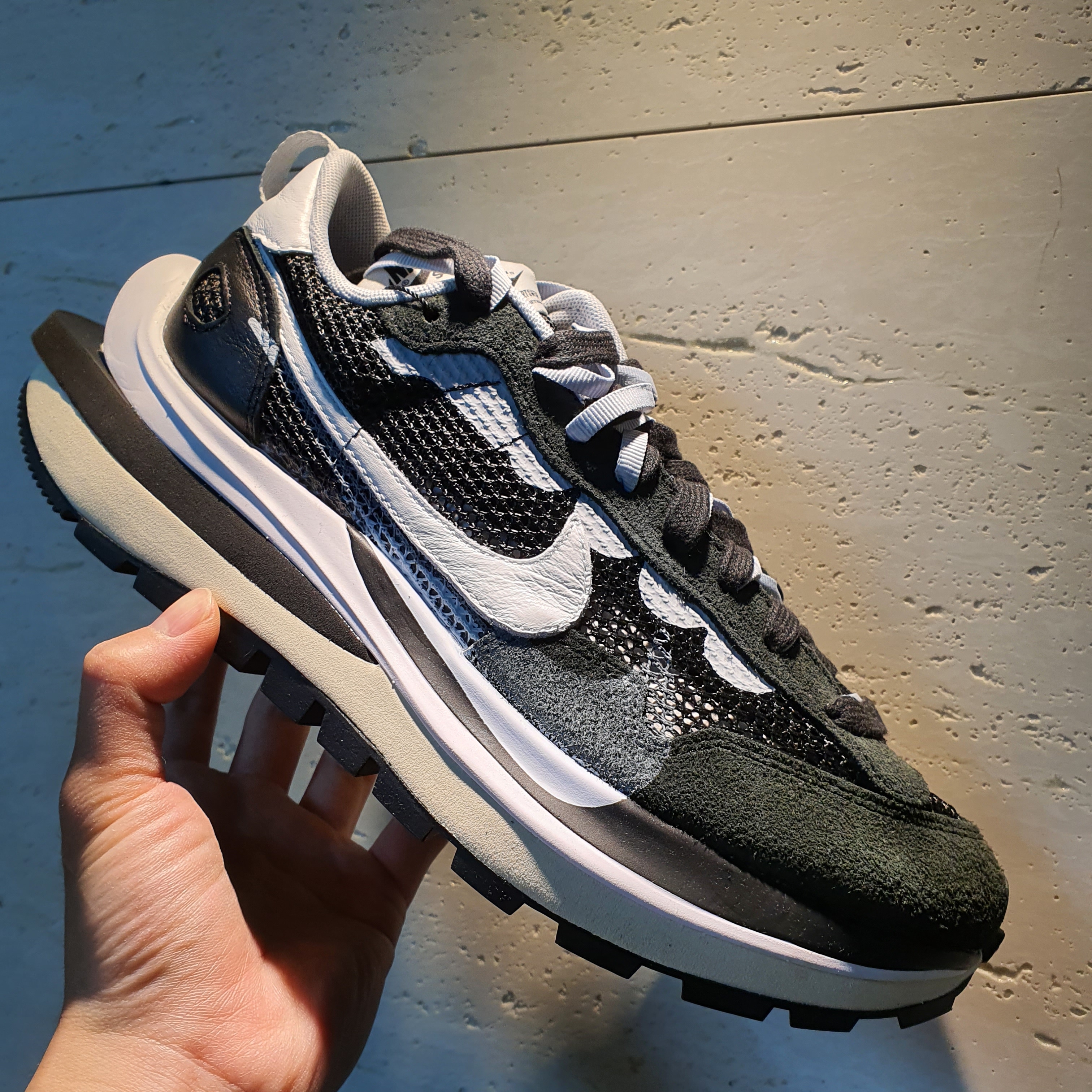 Nike x Sacai VaporWaffle Black White 착용 스타일 - 2