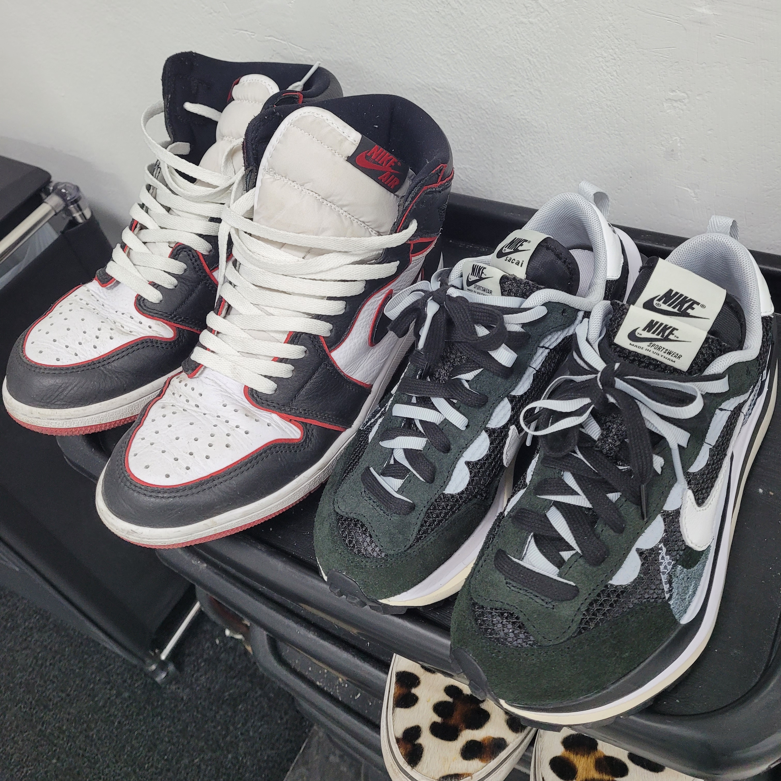 Jordan 1 Retro High OG Bloodline, Nike x Sacai VaporWaffle Black White 착용 스타일