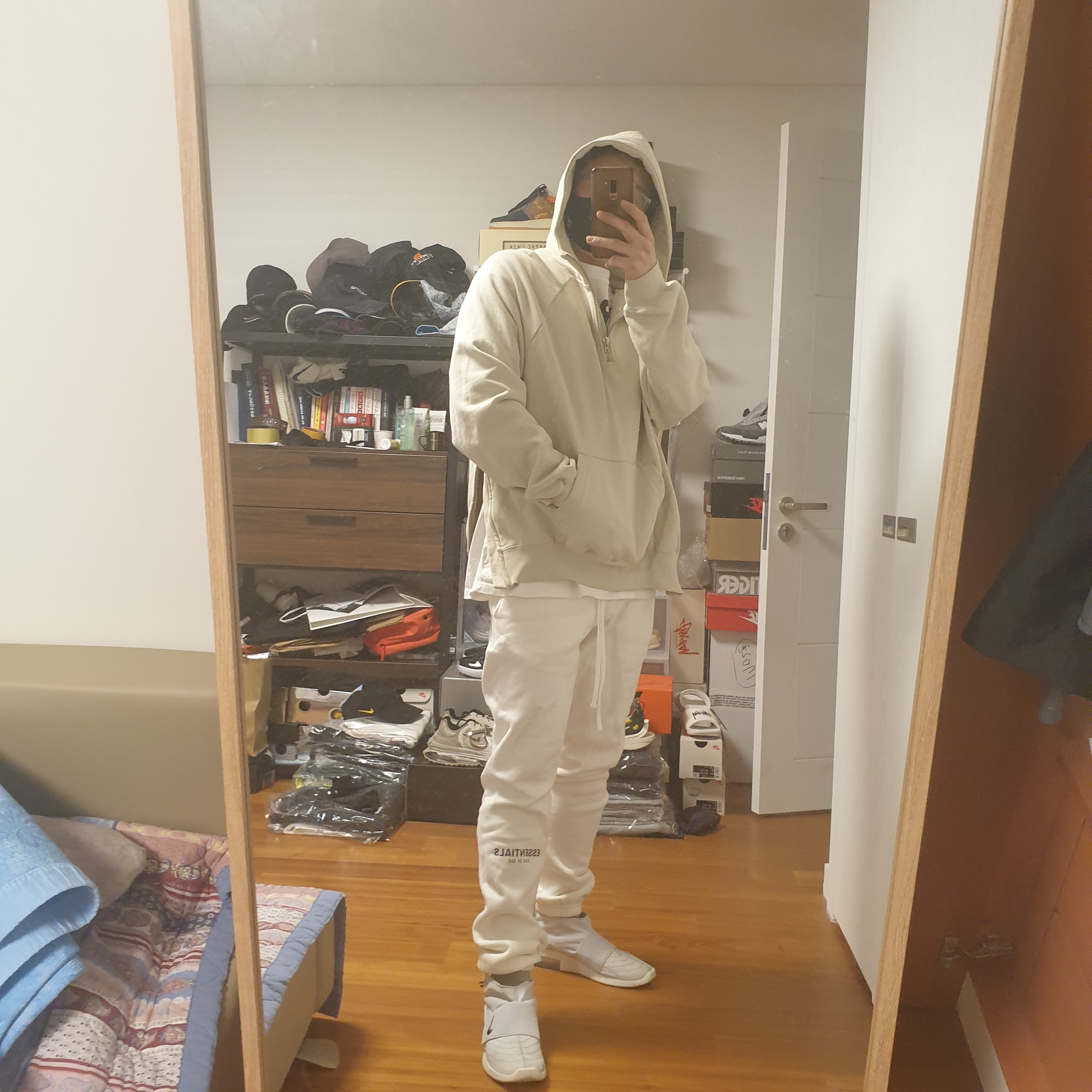 Nike x Fear of God Air Fear of God Moccasin Pure Platinum, Essentials Sweatpants White - 20SS 착용 스타일 - 3