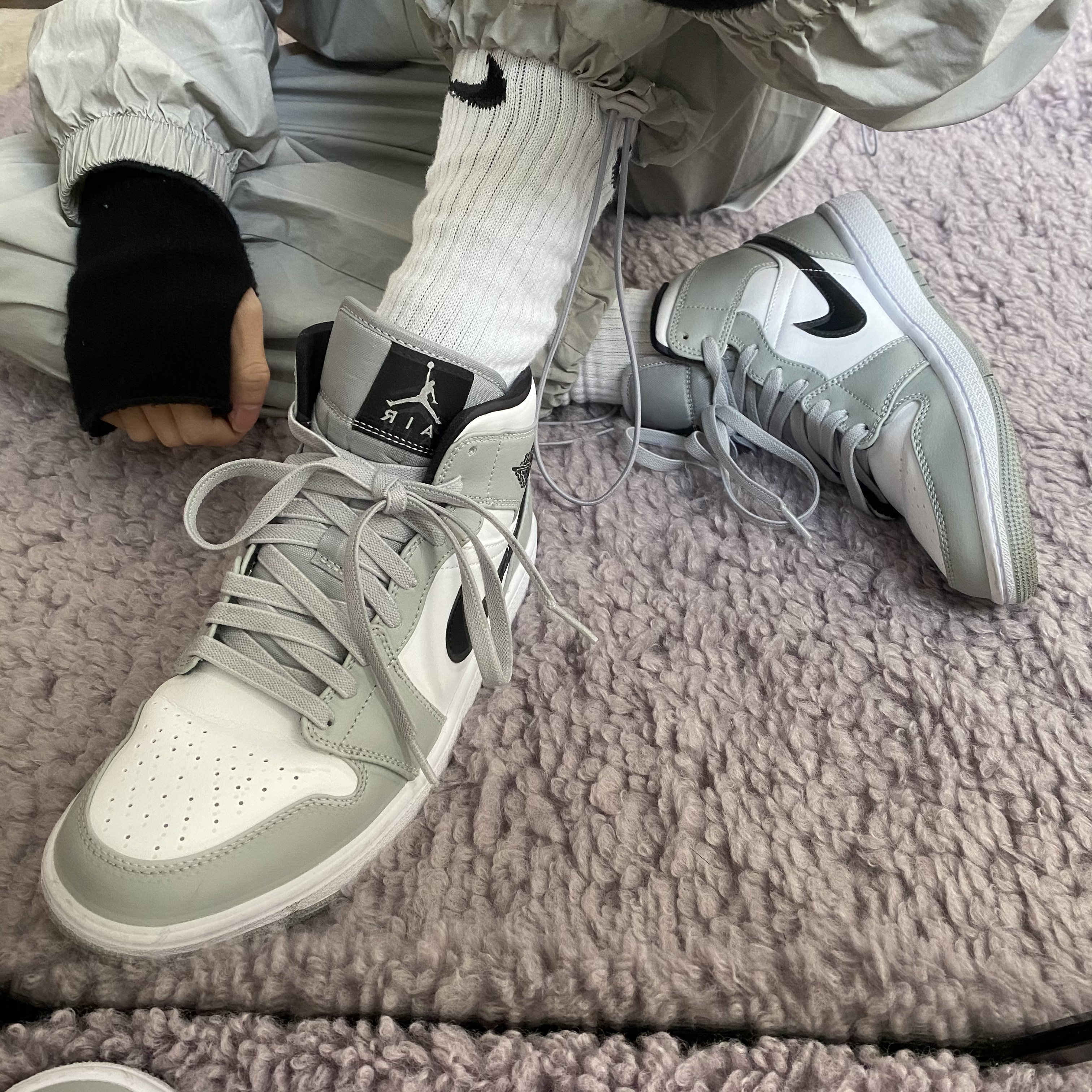 Jordan 1 Mid Light Smoke Grey 착용 스타일 - 3