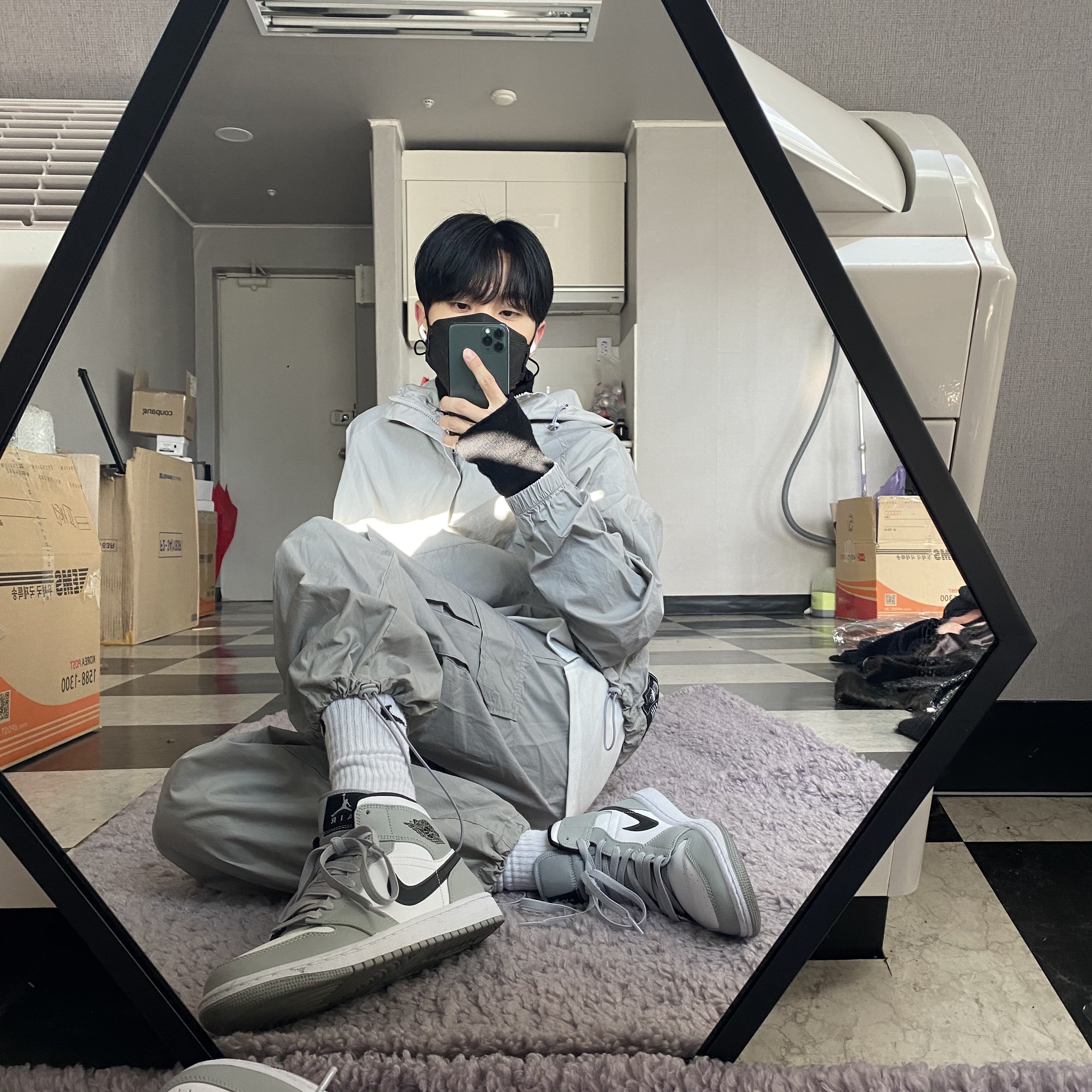 Jordan 1 Mid Light Smoke Grey 착용 스타일 - 1