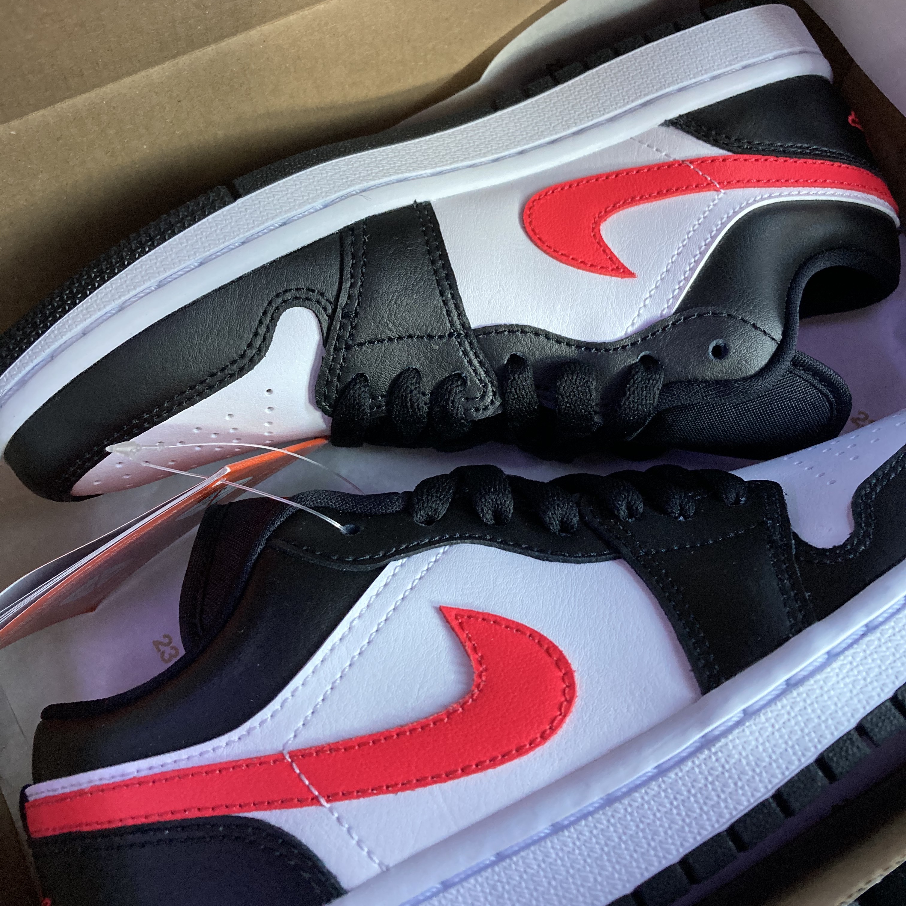 (W) Jordan 1 Low Black Siren Red 착용 스타일