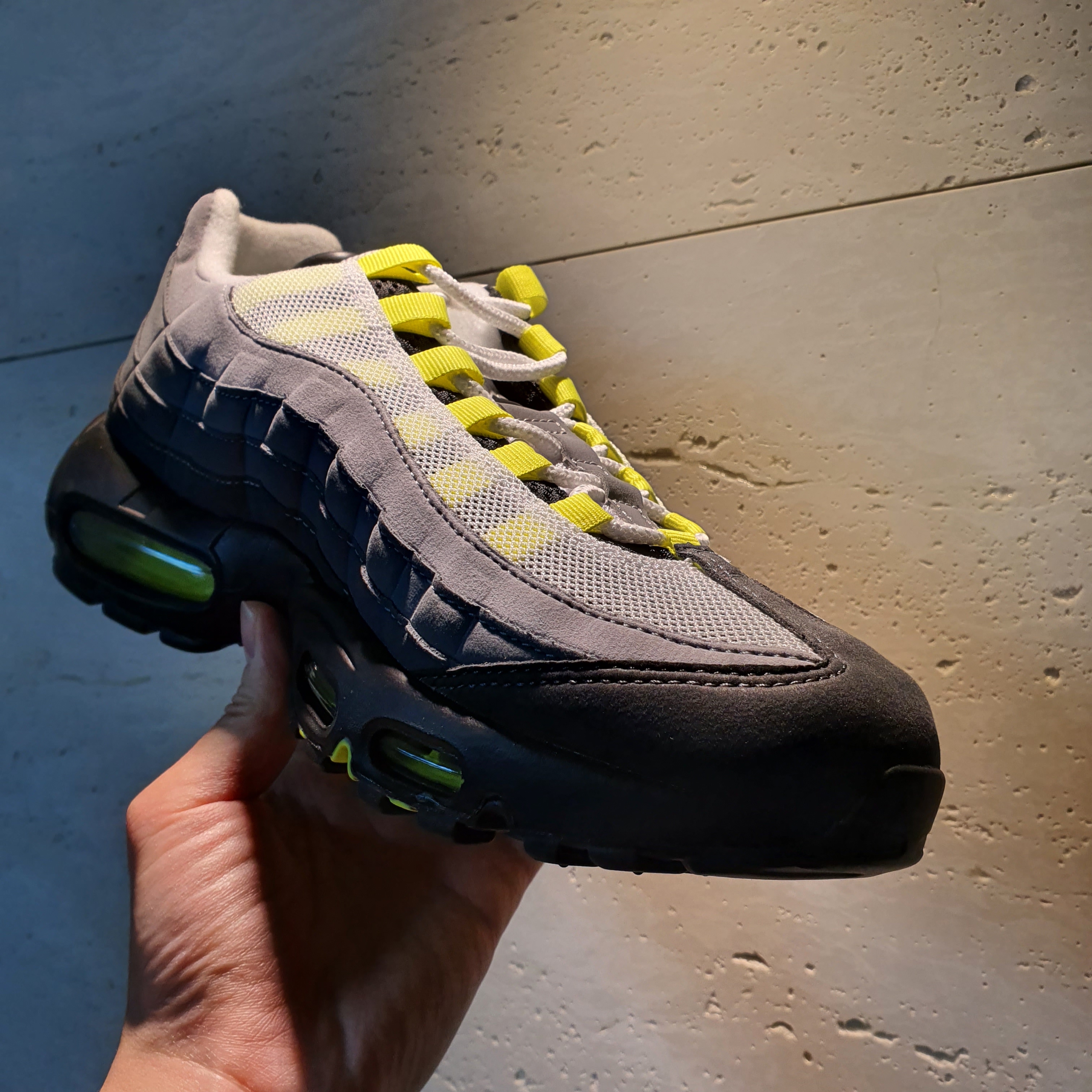 Nike Air Max 95 OG Neon Yellow 2020 착용 스타일 - 2