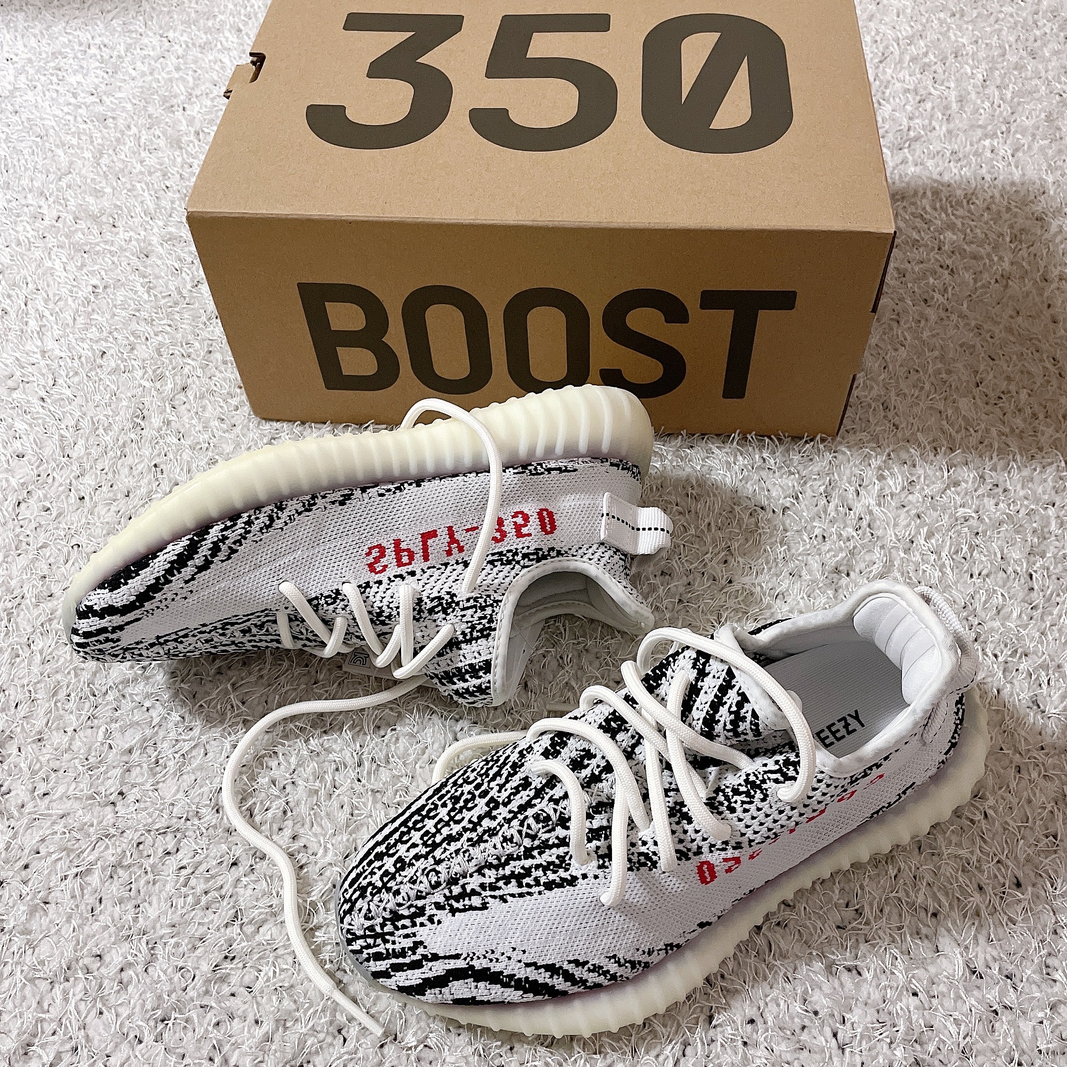 Adidas Yeezy Boost 350 V2 Zebra 2017/2019/2020 착용 스타일