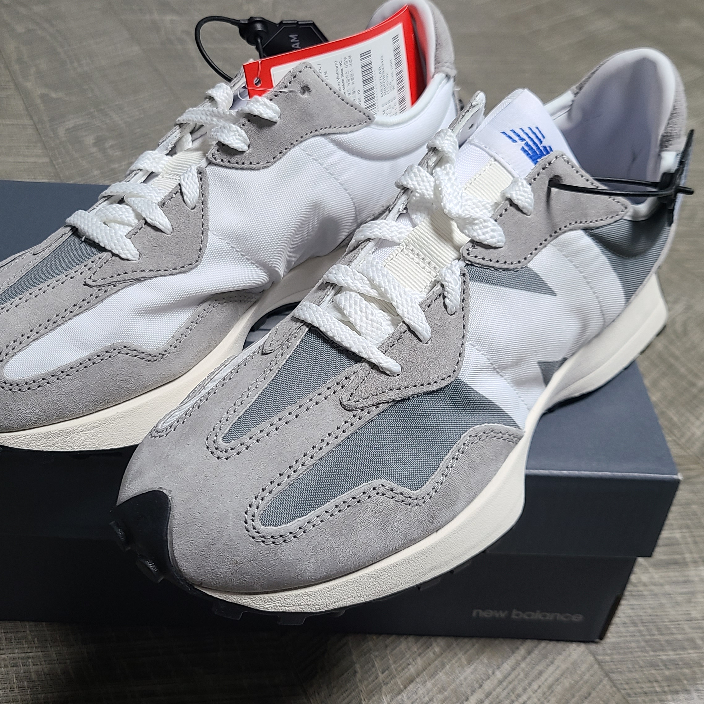 New Balance 327 Grey 착용 스타일