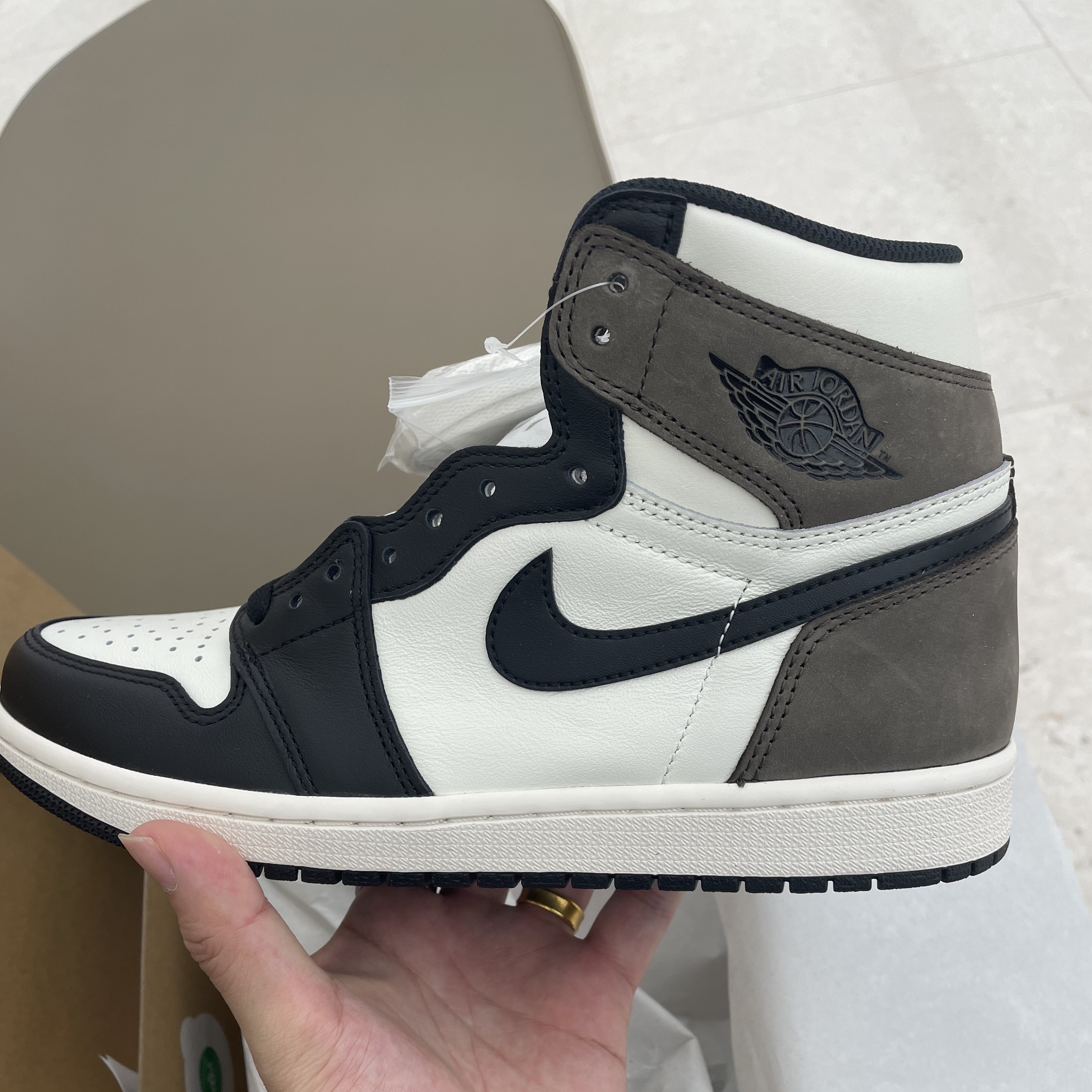 Jordan 1 Retro High OG Black Mocha 착용 스타일