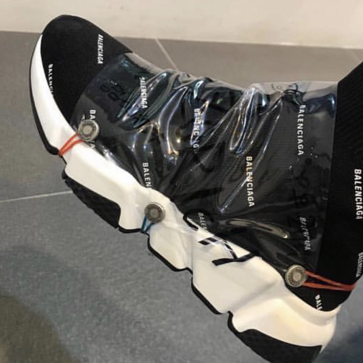 Balenciaga Speed Trainer All Over Logo Print Black 2020 착용 스타일