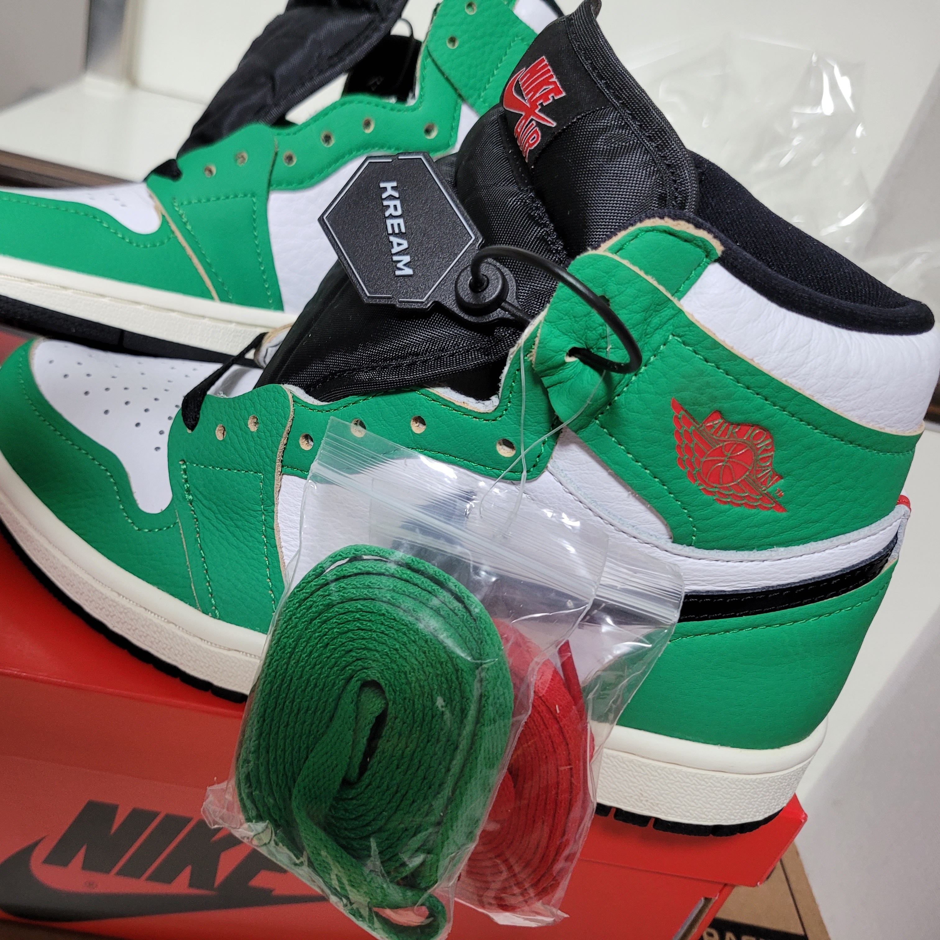 (W) Jordan 1 Retro High OG Lucky Green 착용 스타일 - 2