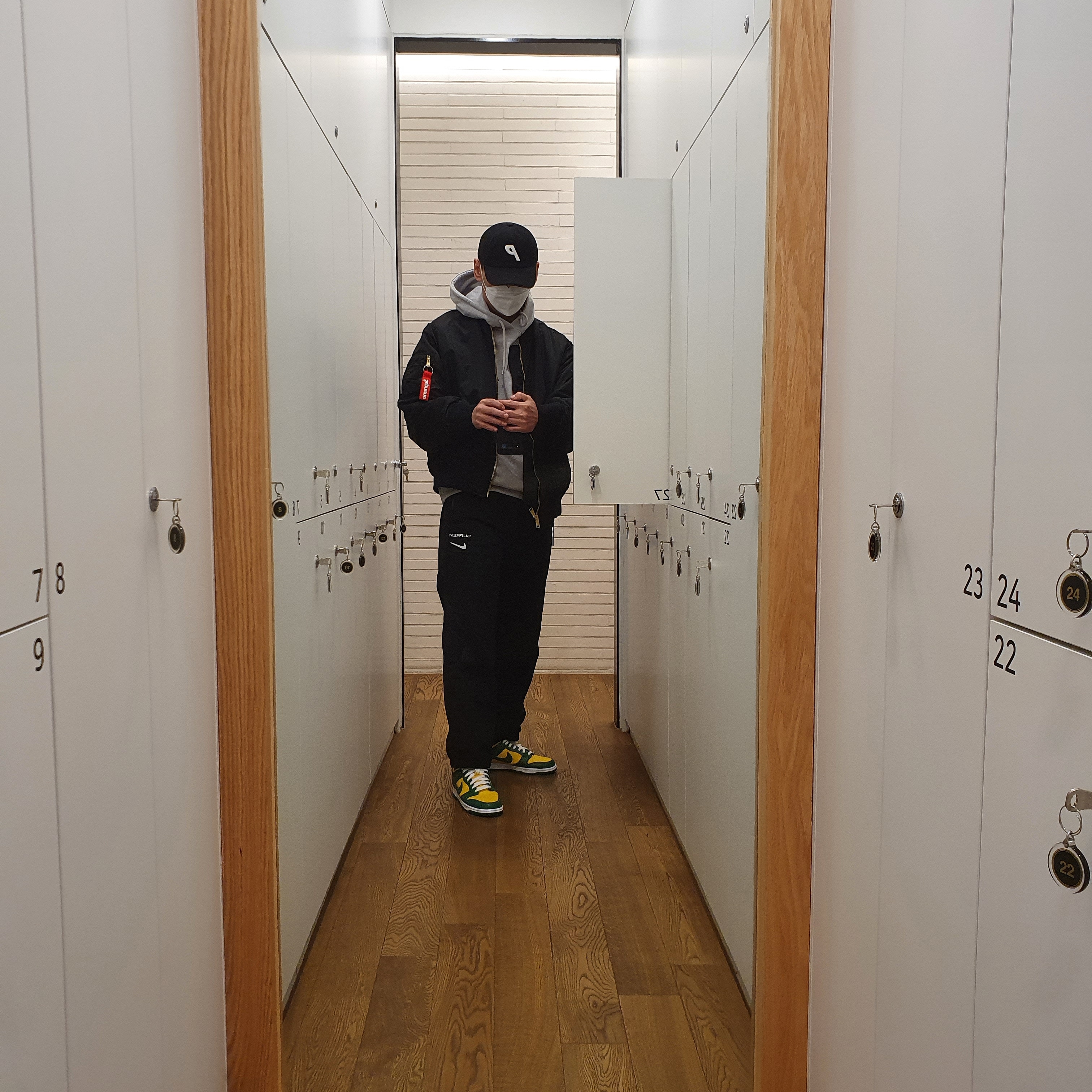 Supreme Globe MA-1 Black - 20FW 착용 스타일 - 1