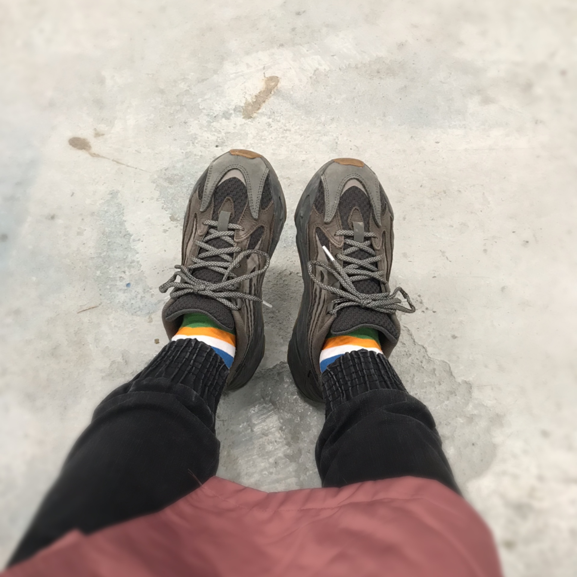 Adidas Yeezy Boost 700 V2 Geode 착용 스타일 - 2