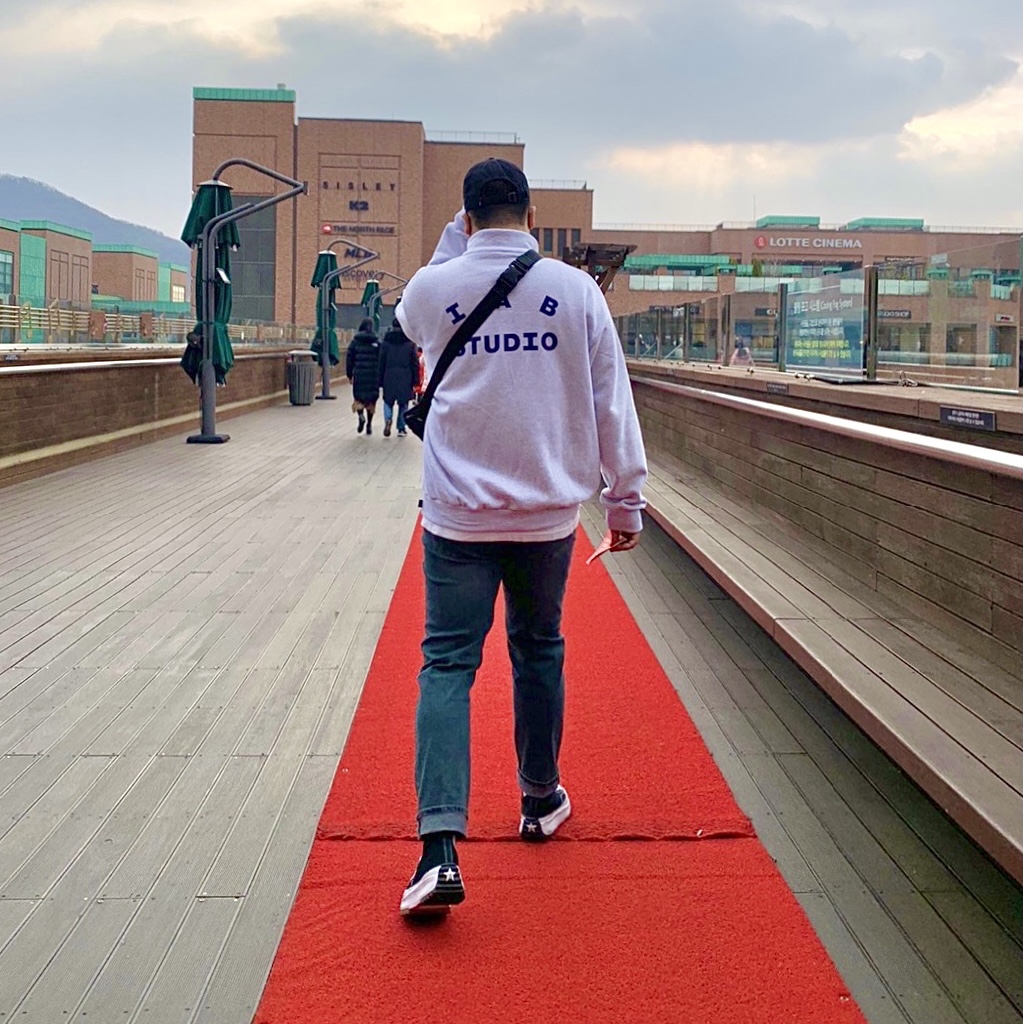 Converse Run Star Hike Hi Black White Gum, IAB Studio Half Zip Pullover Light Gray 착용 스타일