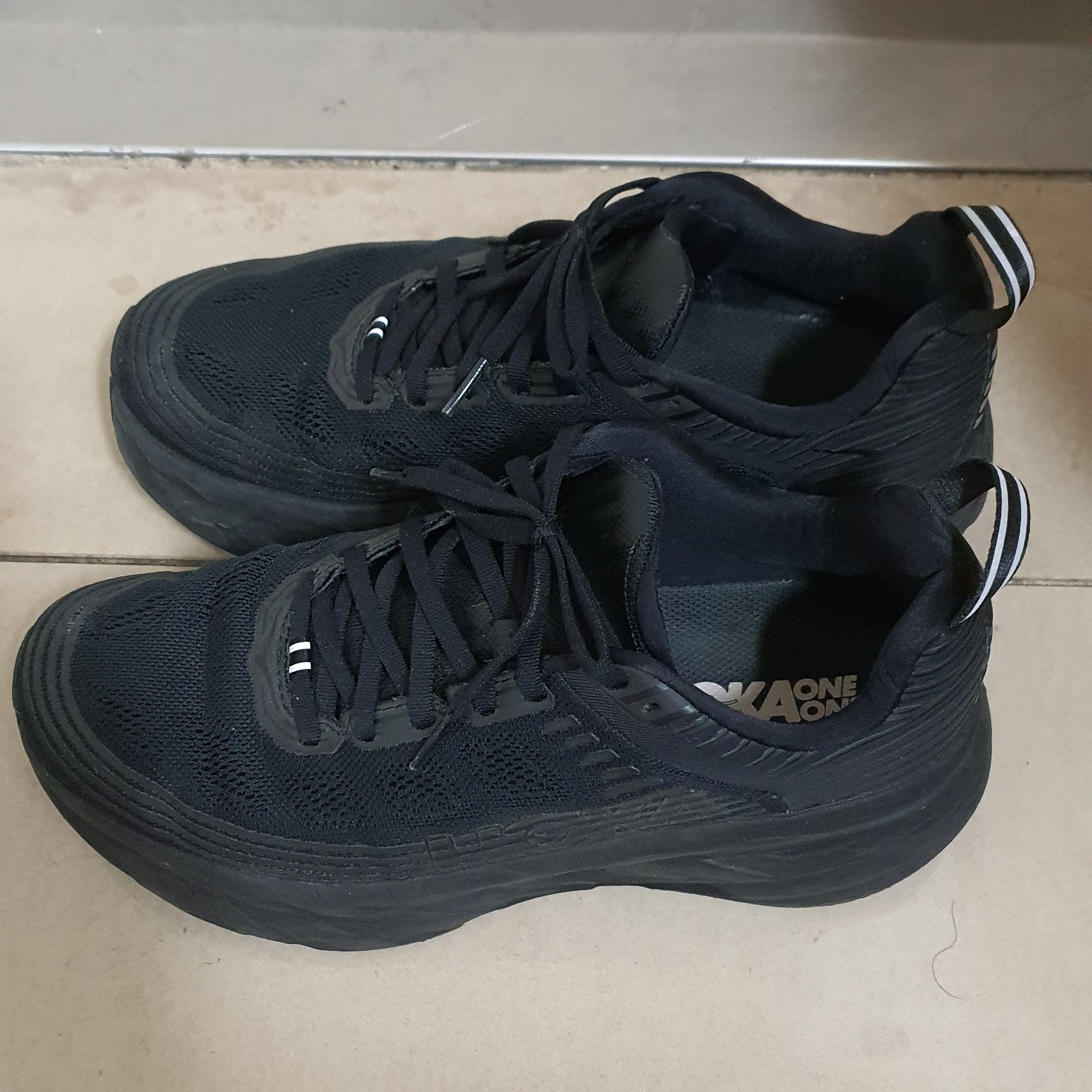 Hoka Bondi 6 Black 착용 스타일