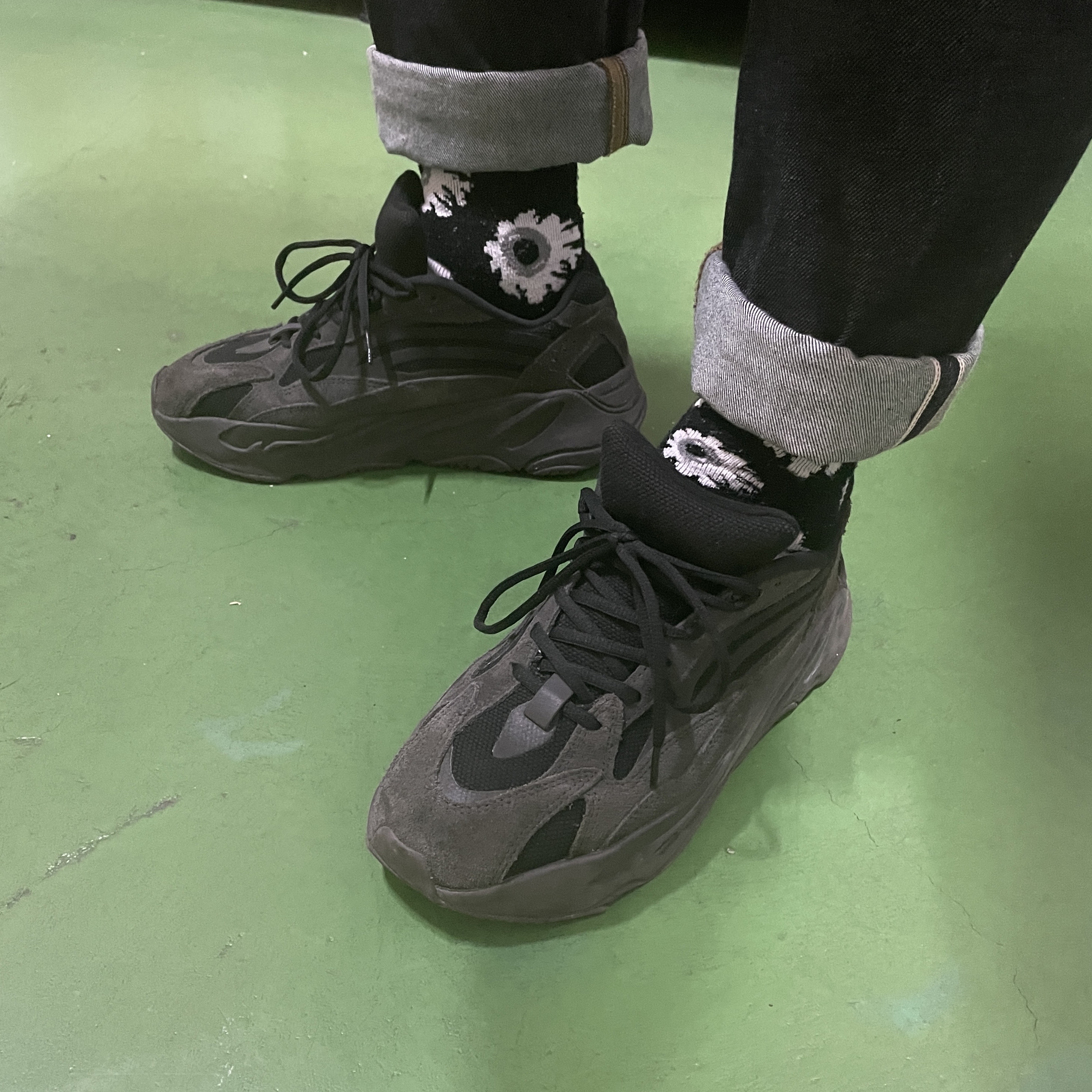 Adidas Yeezy Boost 700 V2 Vanta 2019 착용 스타일