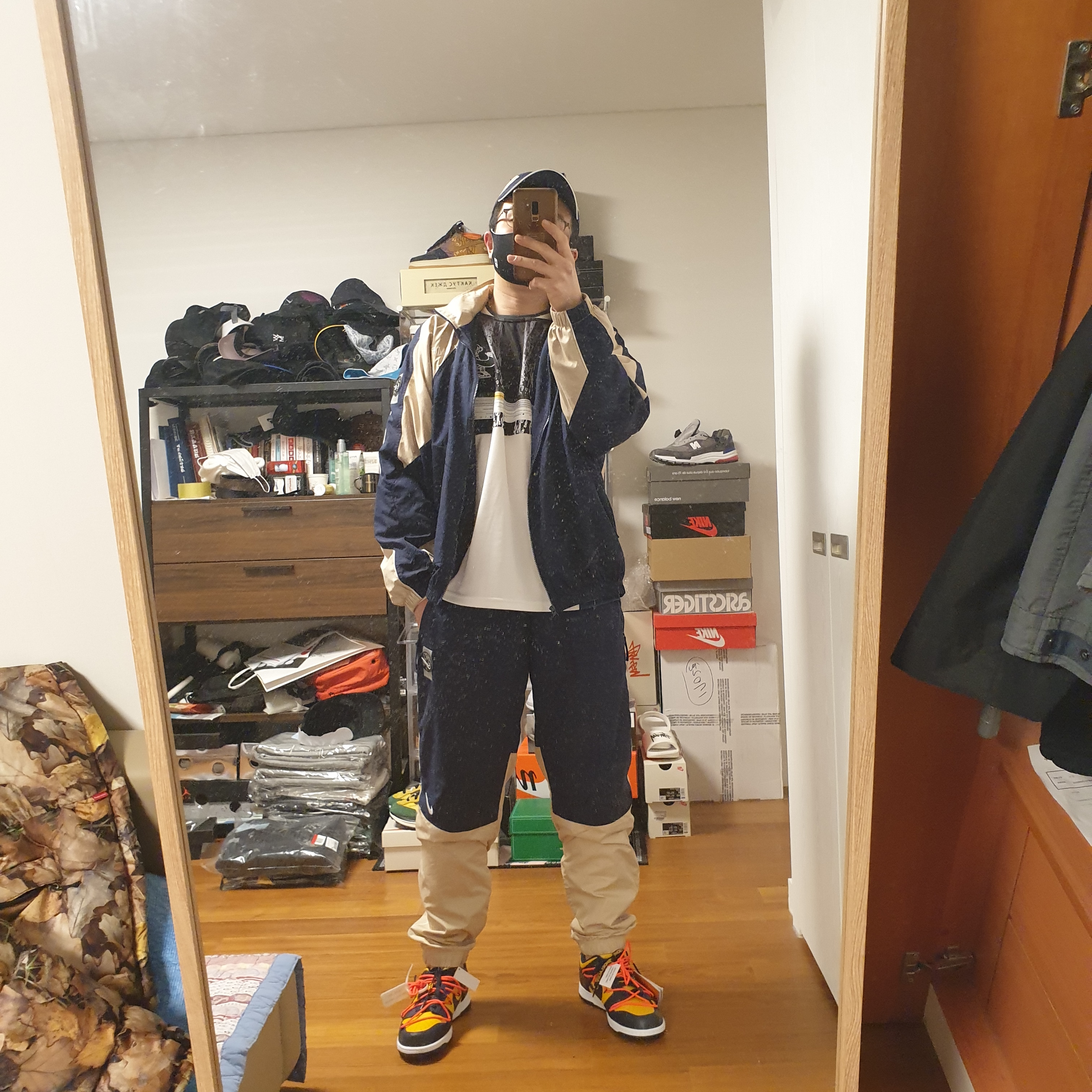 Nike x Off-White Dunk Low University Gold Midnight Navy 착용 스타일 - 2