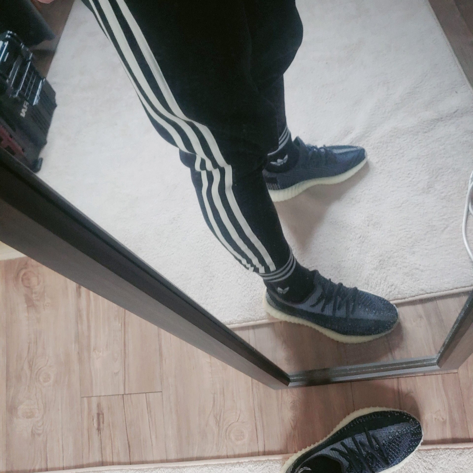 Adidas Yeezy Boost 350 V2 Carbon 착용 스타일
