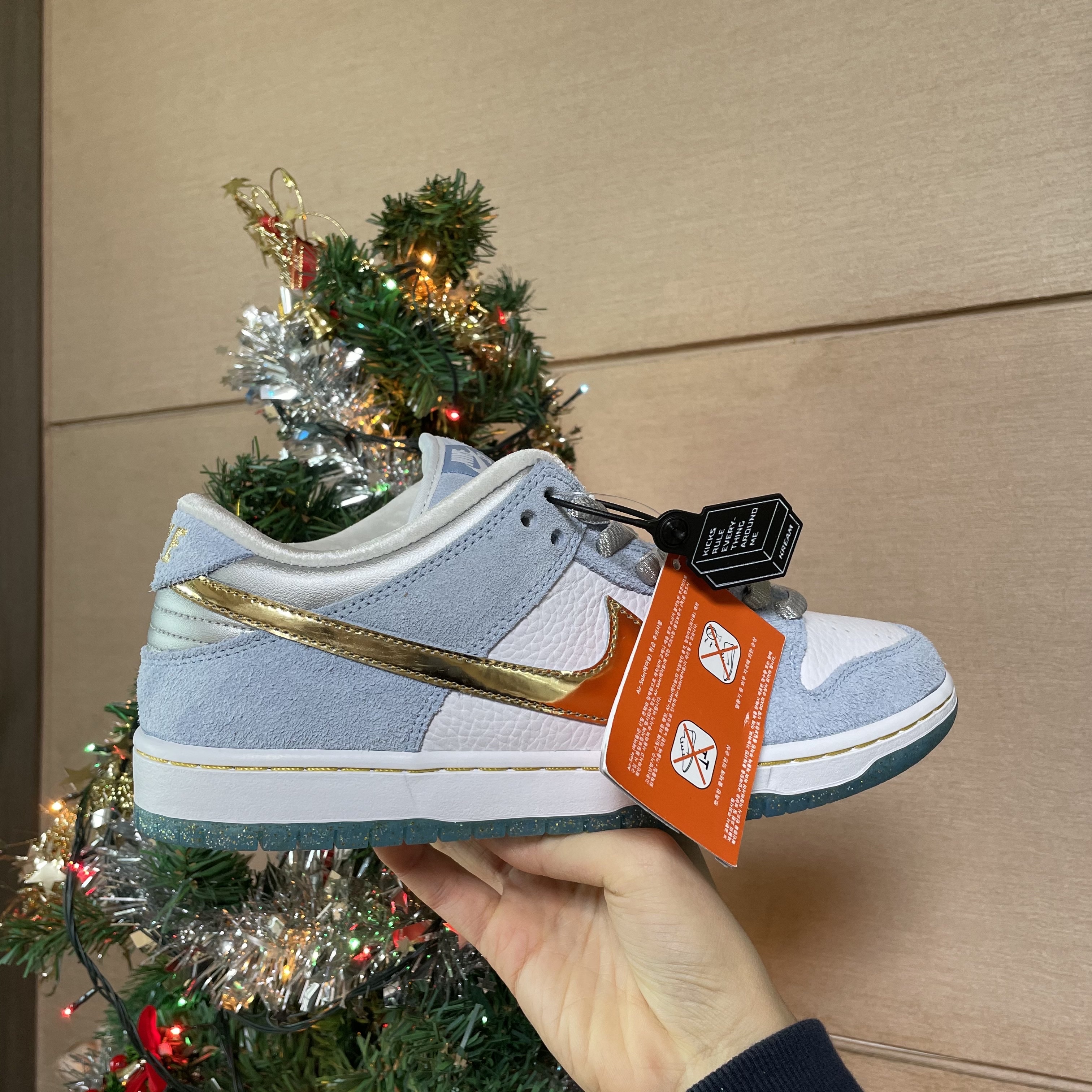 Nike x Sean Cliver SB Dunk Low Holiday Special 착용 스타일 - 3