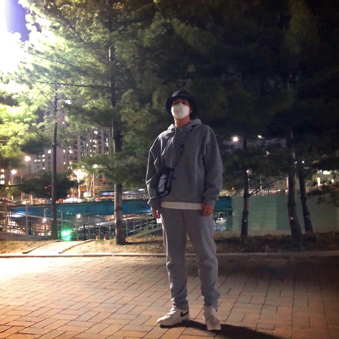 Nike x Fear of God Air Fear of God Raid Light Bone 착용 스타일
