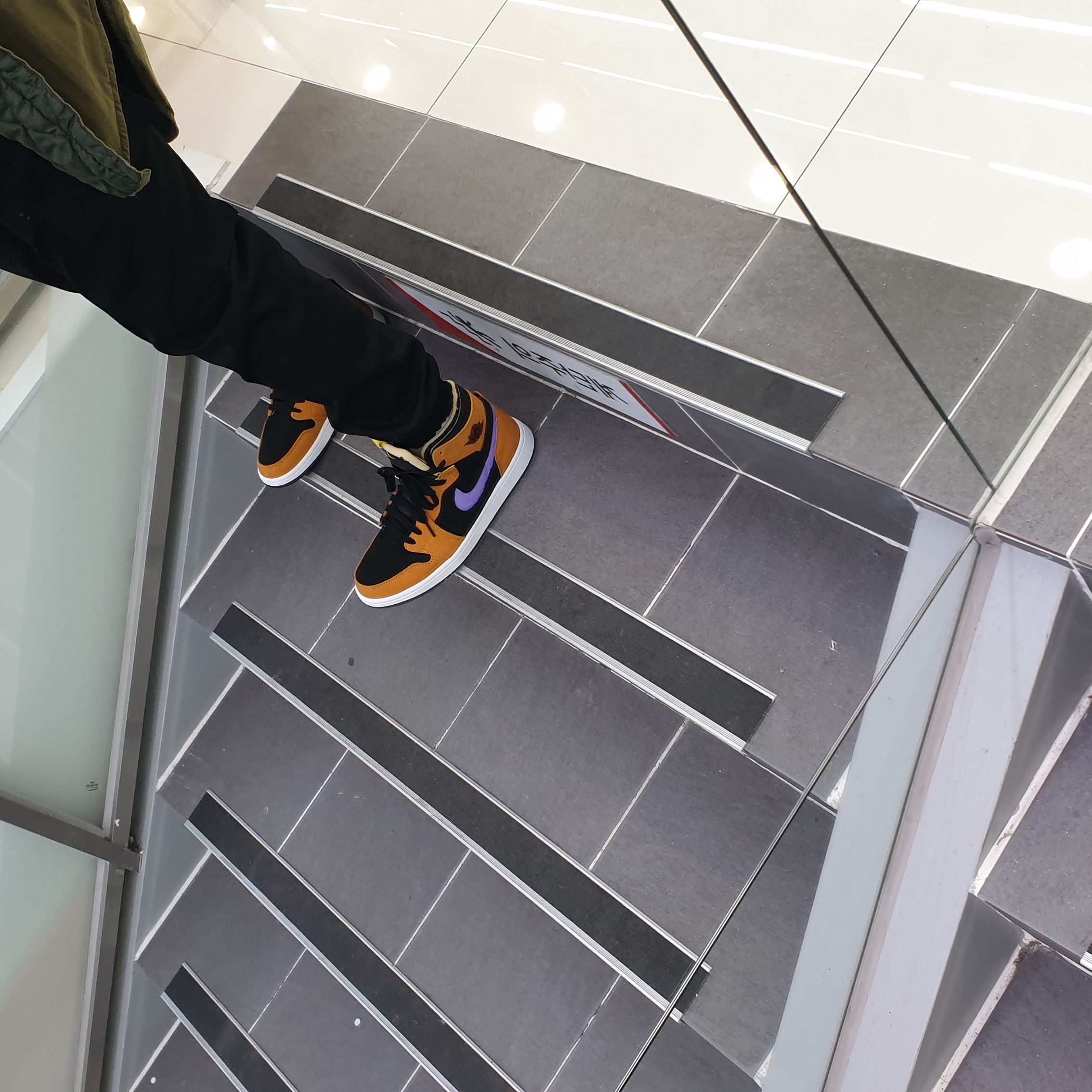 Jordan 1 Zoom Air CMFT Monarch Orange 착용 스타일 - 1
