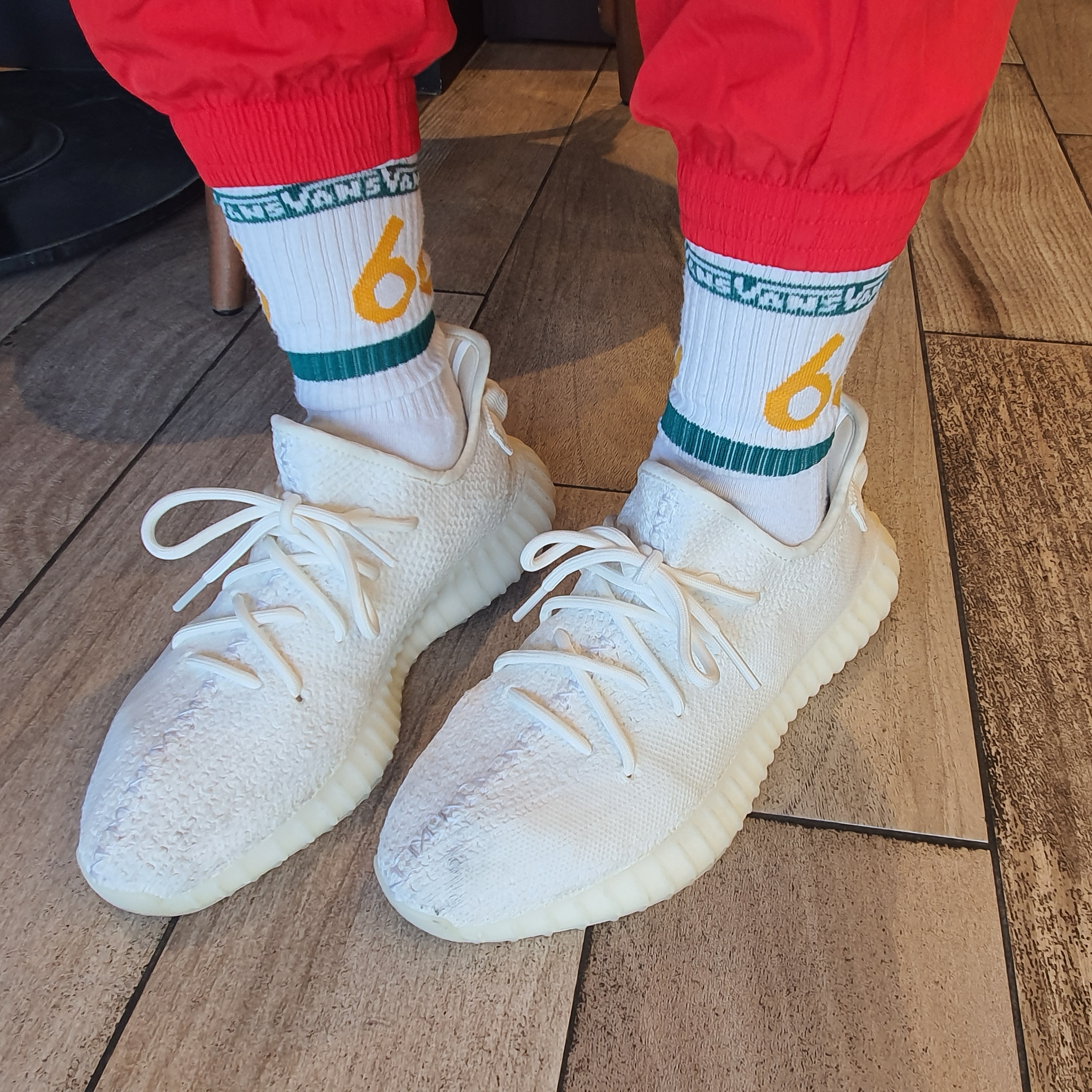 Adidas Yeezy Boost 350 V2 Cream/Triple White 착용 스타일