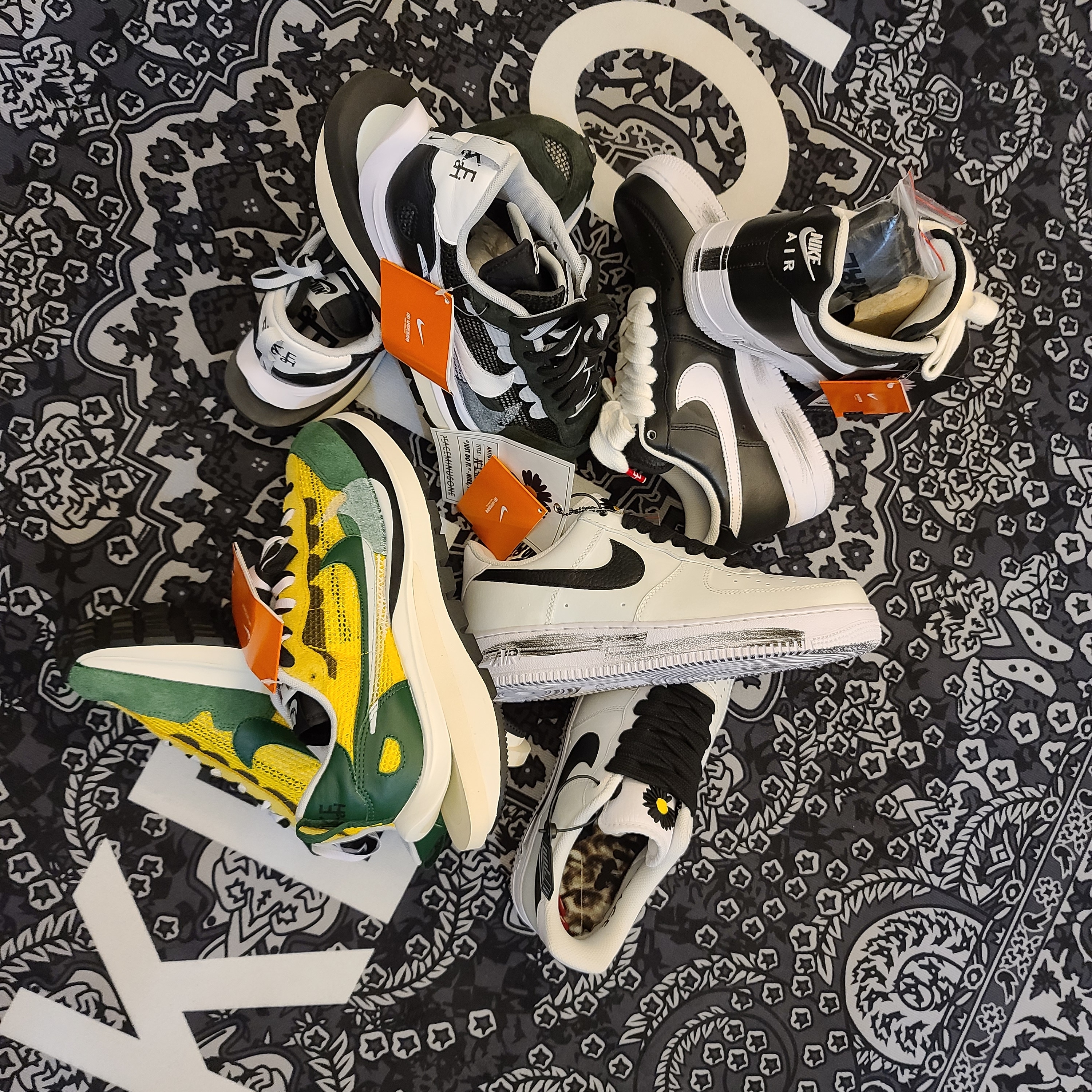 Nike x Sacai VaporWaffle Tour Yellow & Gorge Green Sail, Nike x Peaceminusone Air Force 1 Low Para-Noise 2.0 착용 스타일