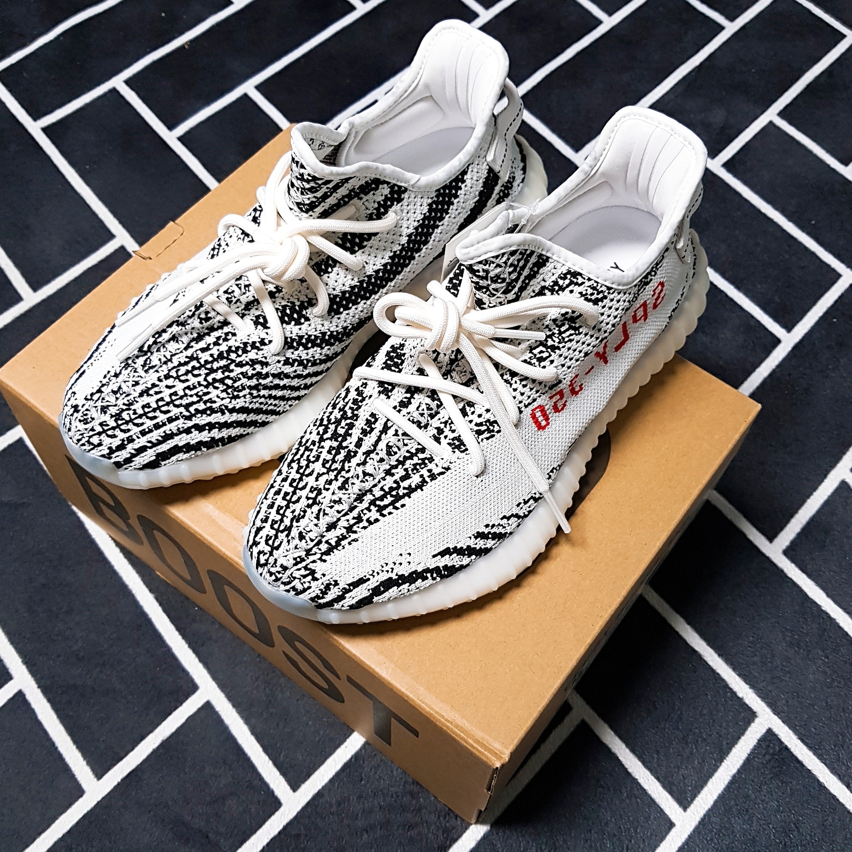 Adidas Yeezy Boost 350 V2 Zebra 2017/2019/2020 착용 스타일