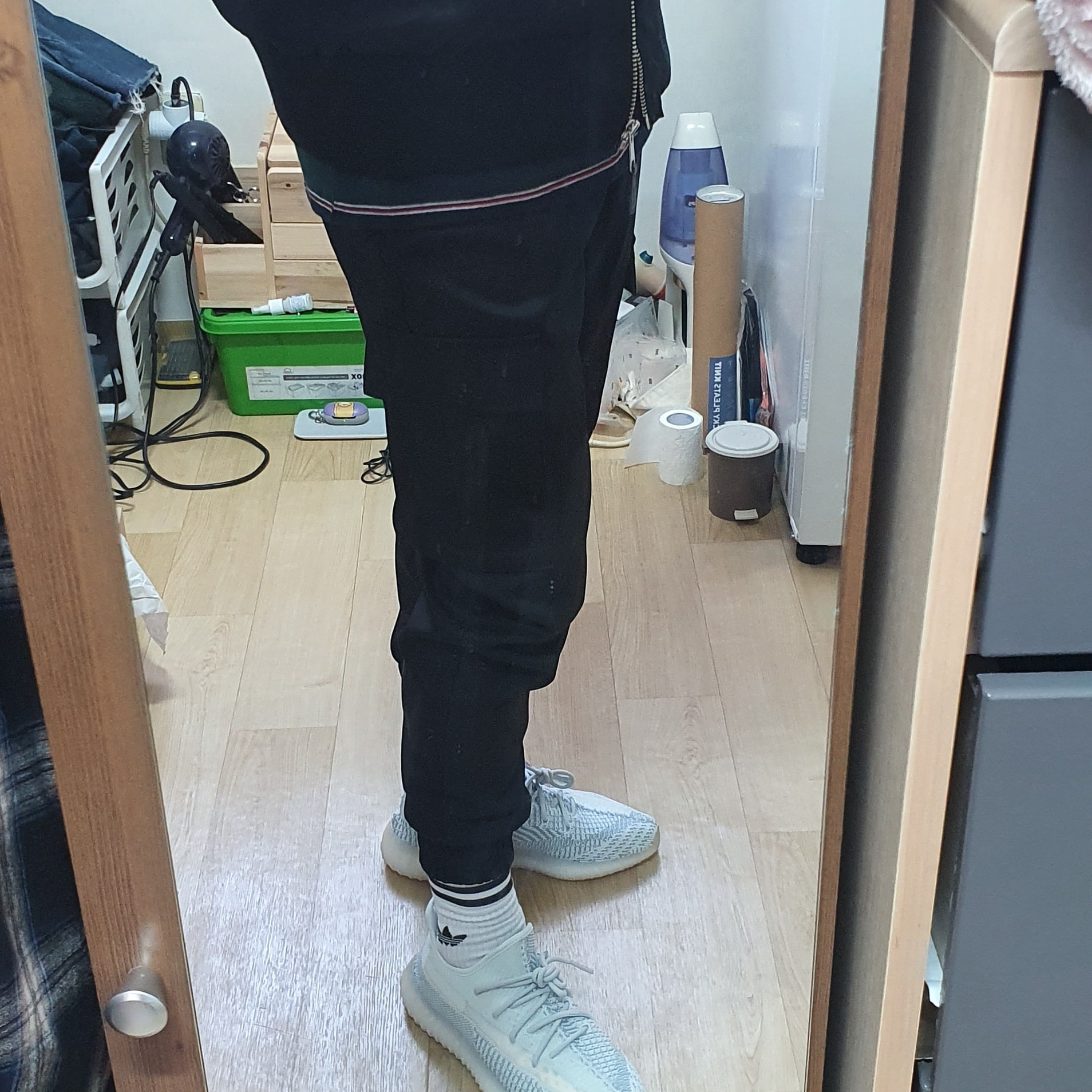 Adidas Yeezy Boost 350 V2 Cloud White - Non-Reflective 착용 스타일