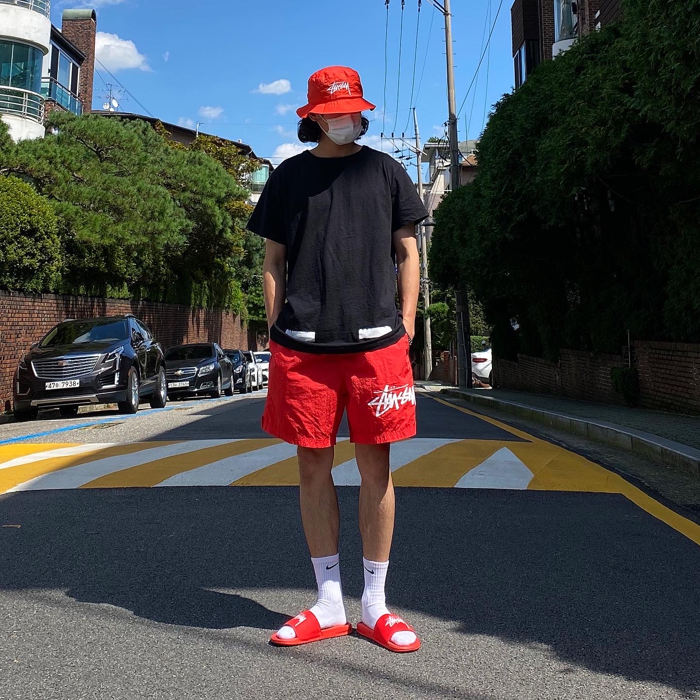 Nike x Stussy Benassi Slide Habanero Red, Nike x Stussy Bucket Hat Habanero Red 착용 스타일 - 2