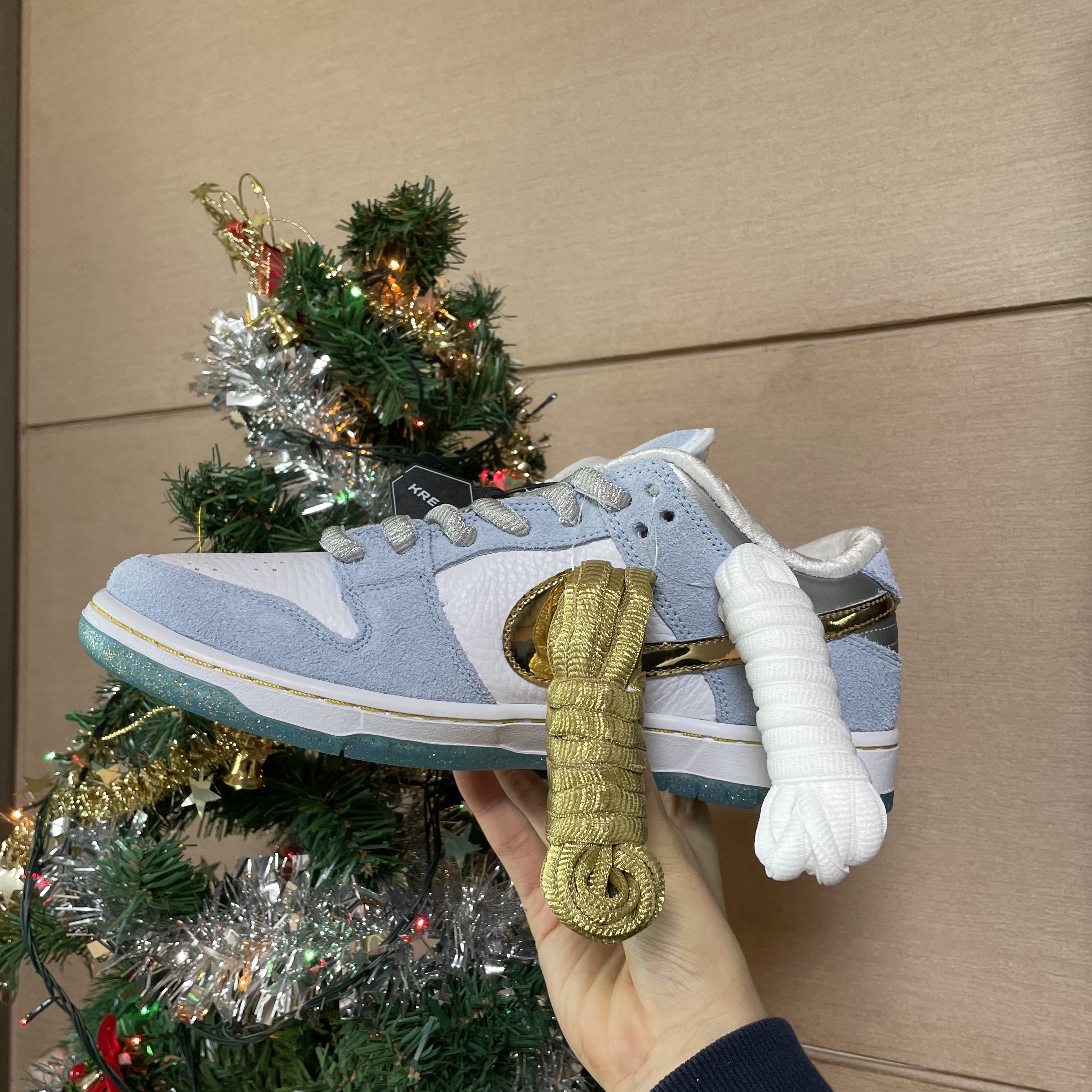 Nike x Sean Cliver SB Dunk Low Holiday Special 착용 스타일 - 4