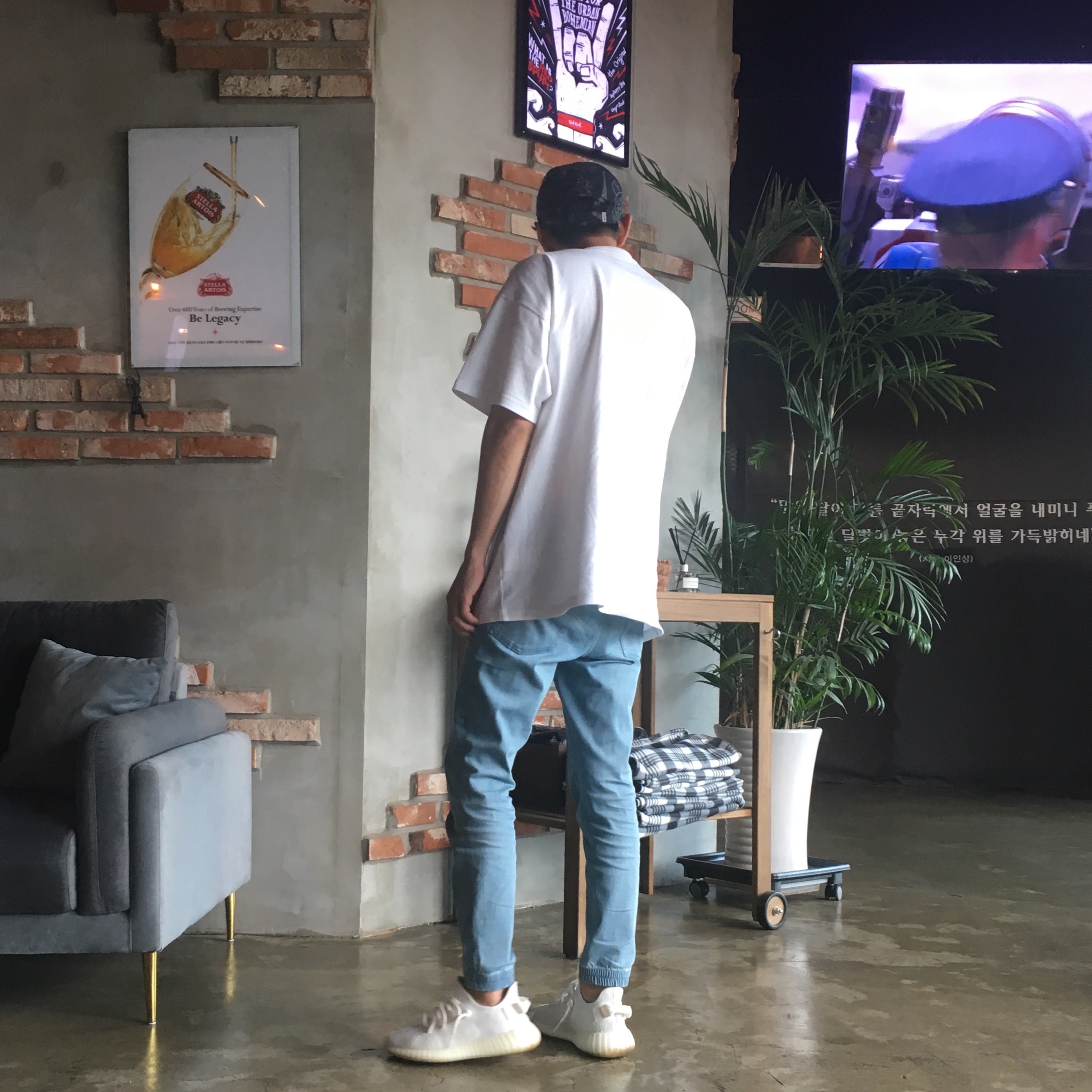 Adidas Yeezy Boost 350 V2 Cream/Triple White 착용 스타일