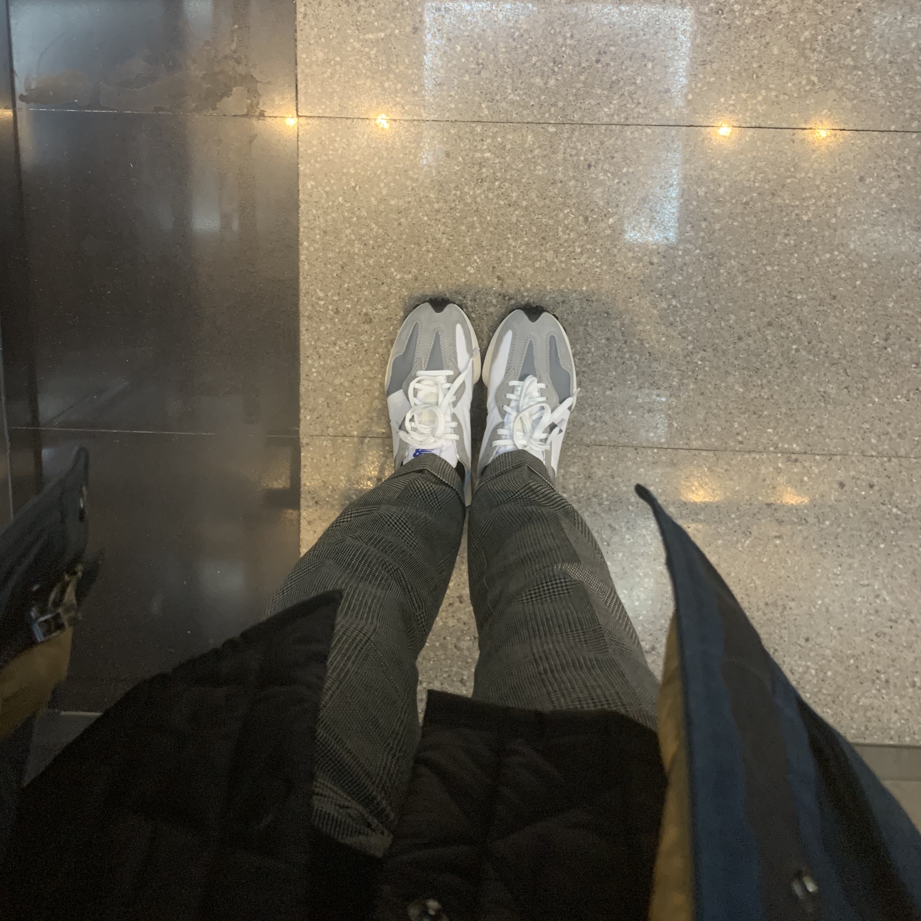 New Balance 327 Grey 착용 스타일