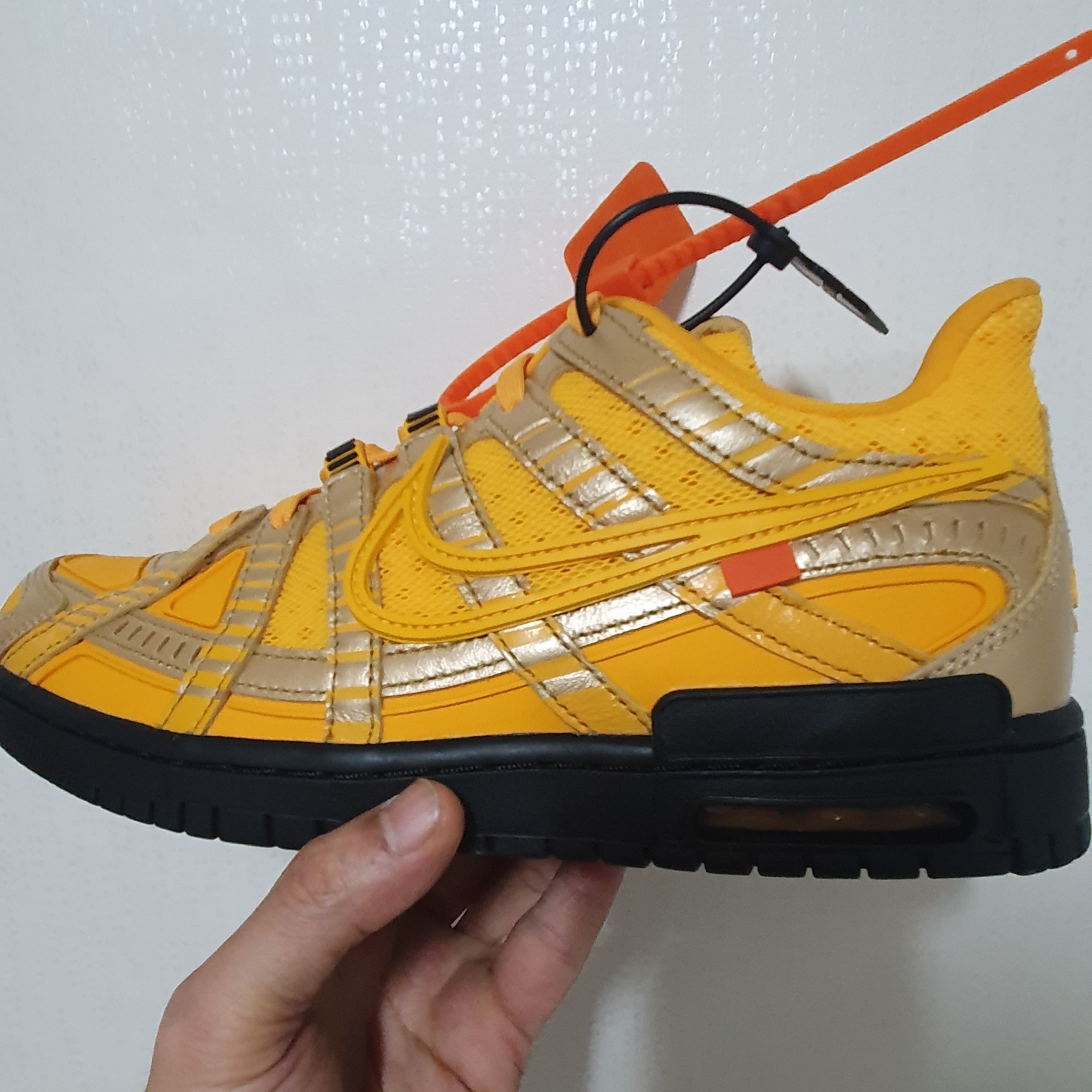 Nike x Off-White Air Rubber Dunk University Gold 착용 스타일