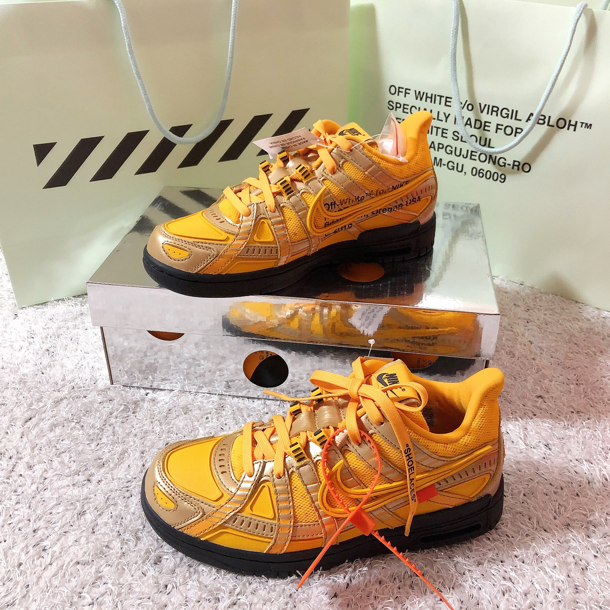 Nike x Off-White Air Rubber Dunk University Gold 착용 스타일
