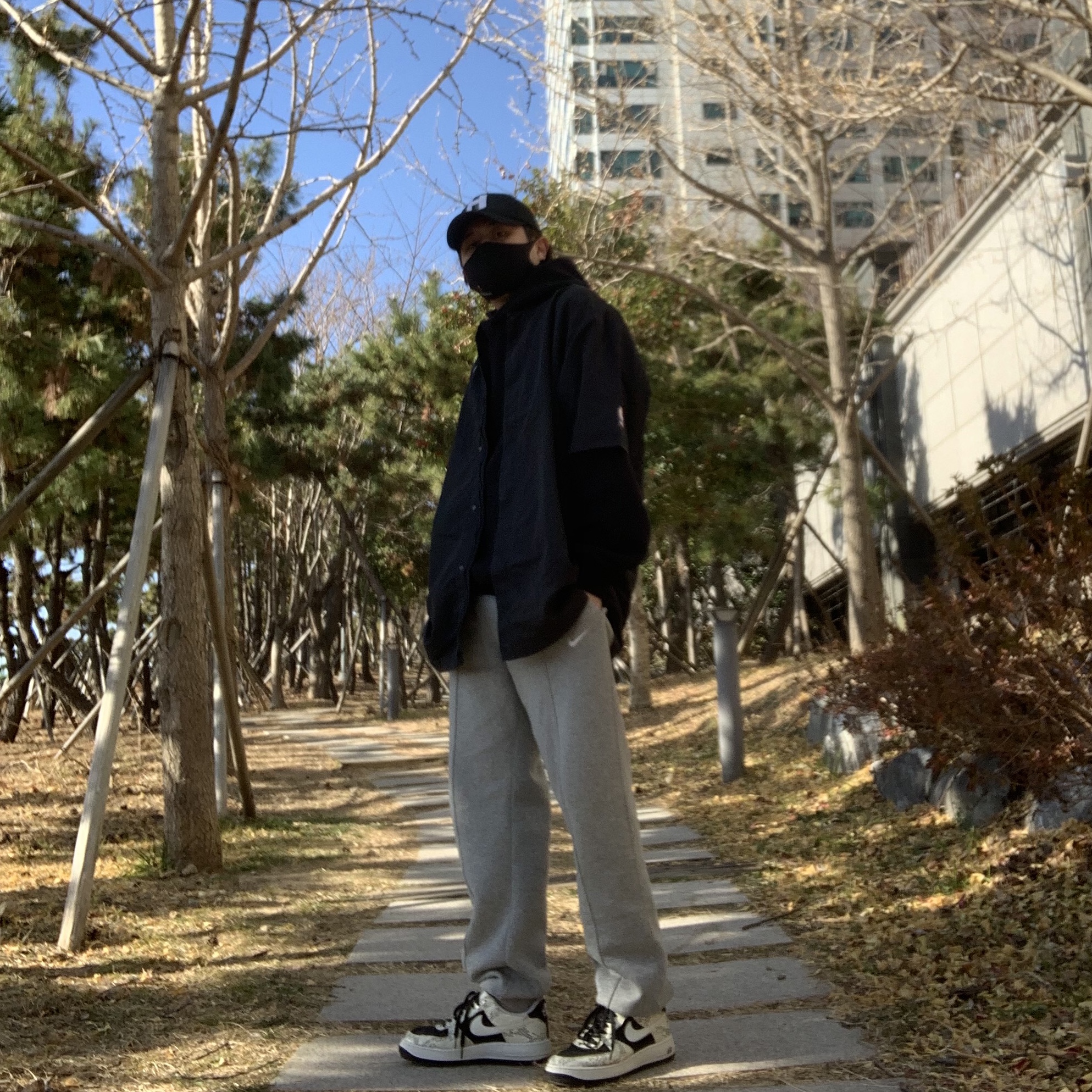 Nike x Fear of God Warm Up Top Off Noir, Nike Air Force 1 Low Snakeskin Cocoa 착용 스타일 - 2