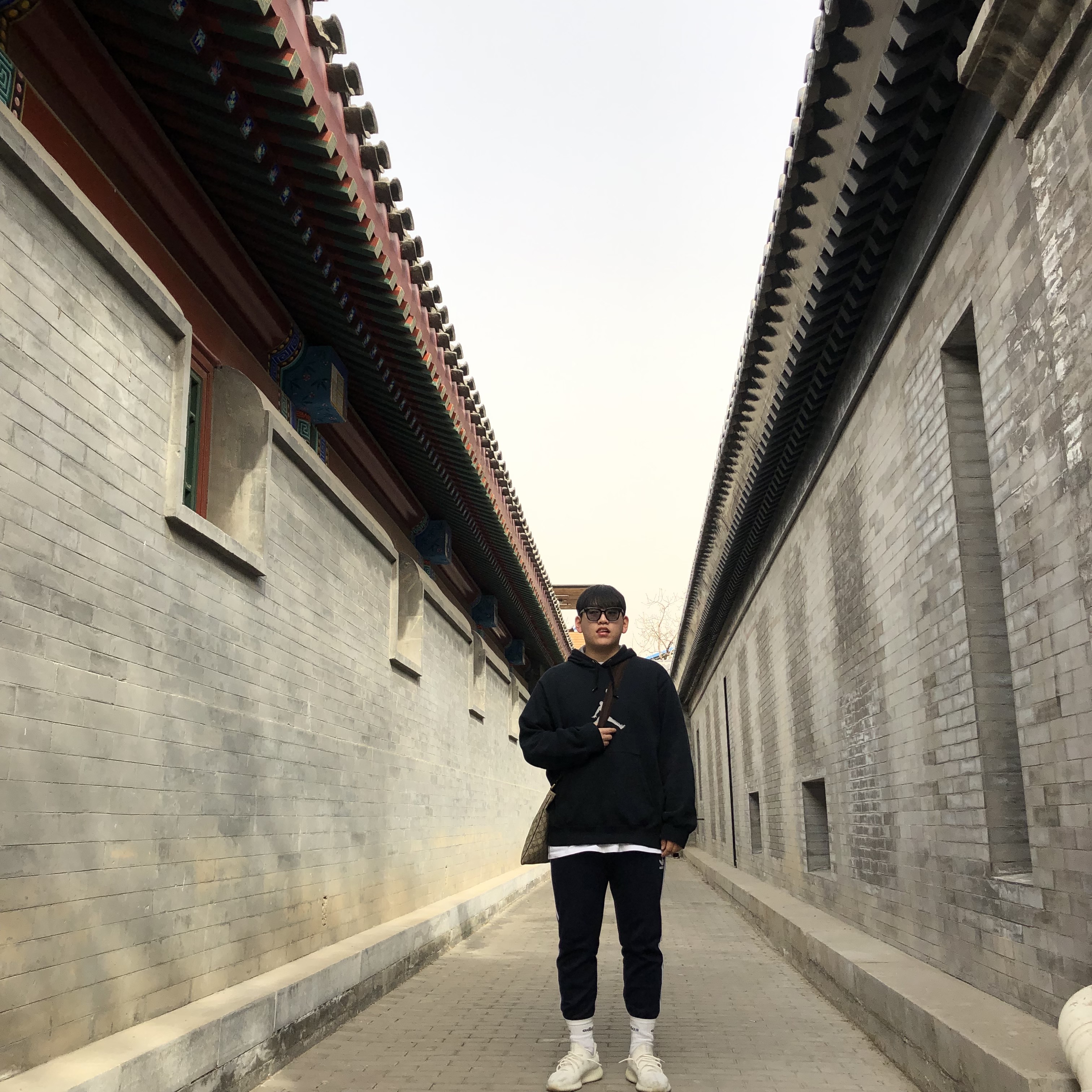 Adidas Yeezy Boost 350 V2 Cream/Triple White 착용 스타일