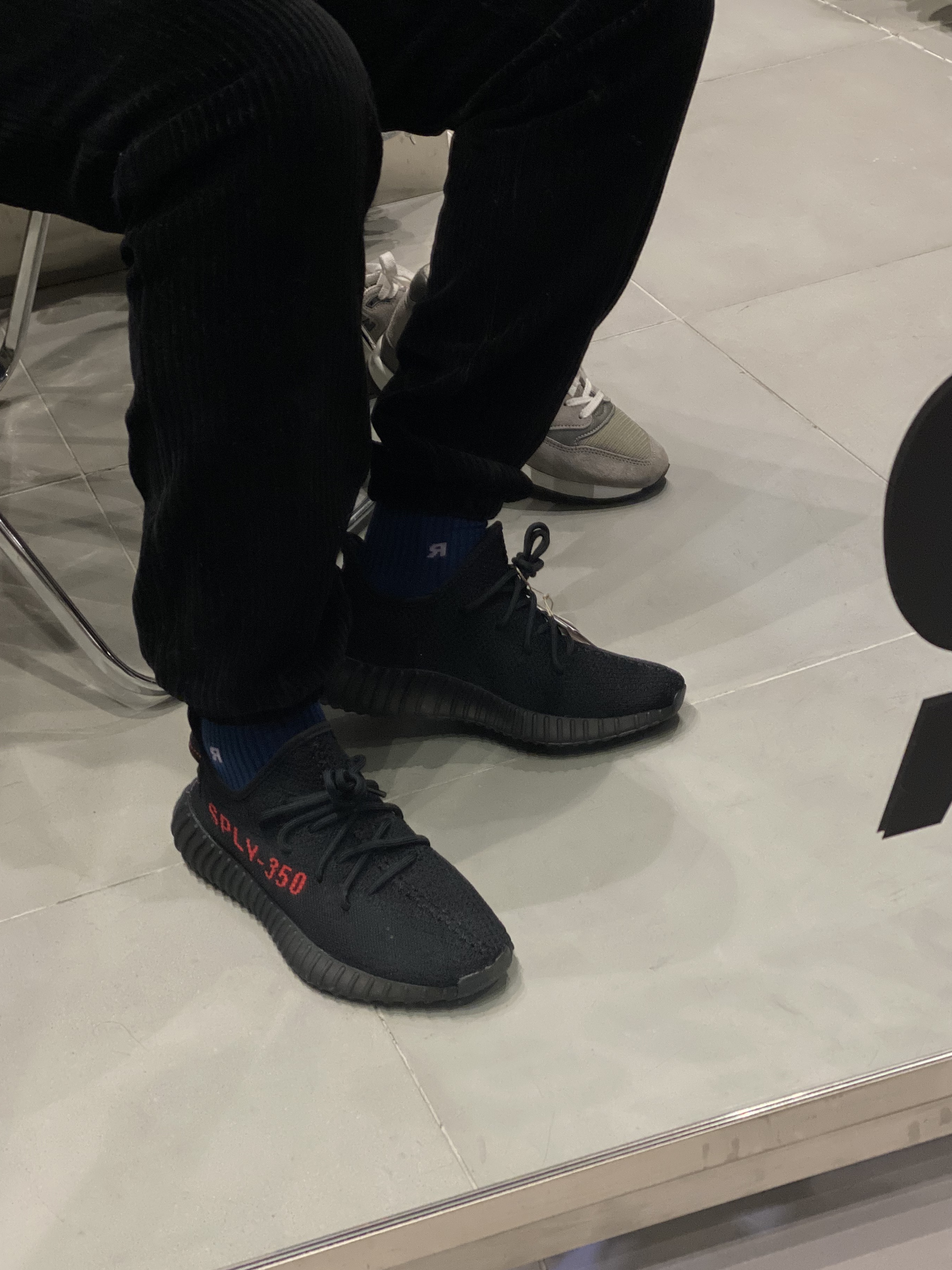 Adidas Yeezy Boost 350 V2 Black Red 2020 착용 스타일
